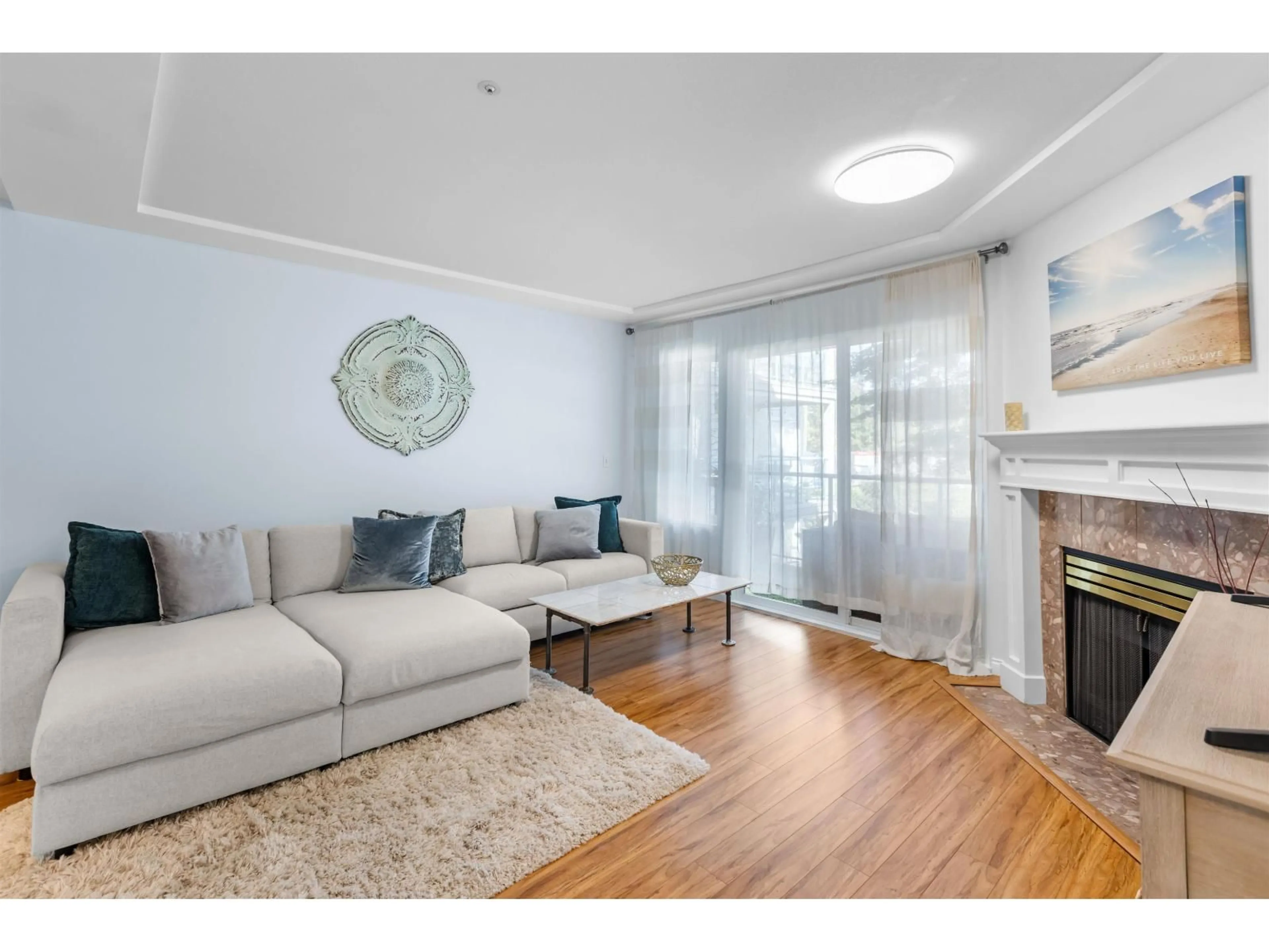 Living room with furniture, wood/laminate floor for 206 - 20433 53 AVENUE, Langley British Columbia V3A7A6