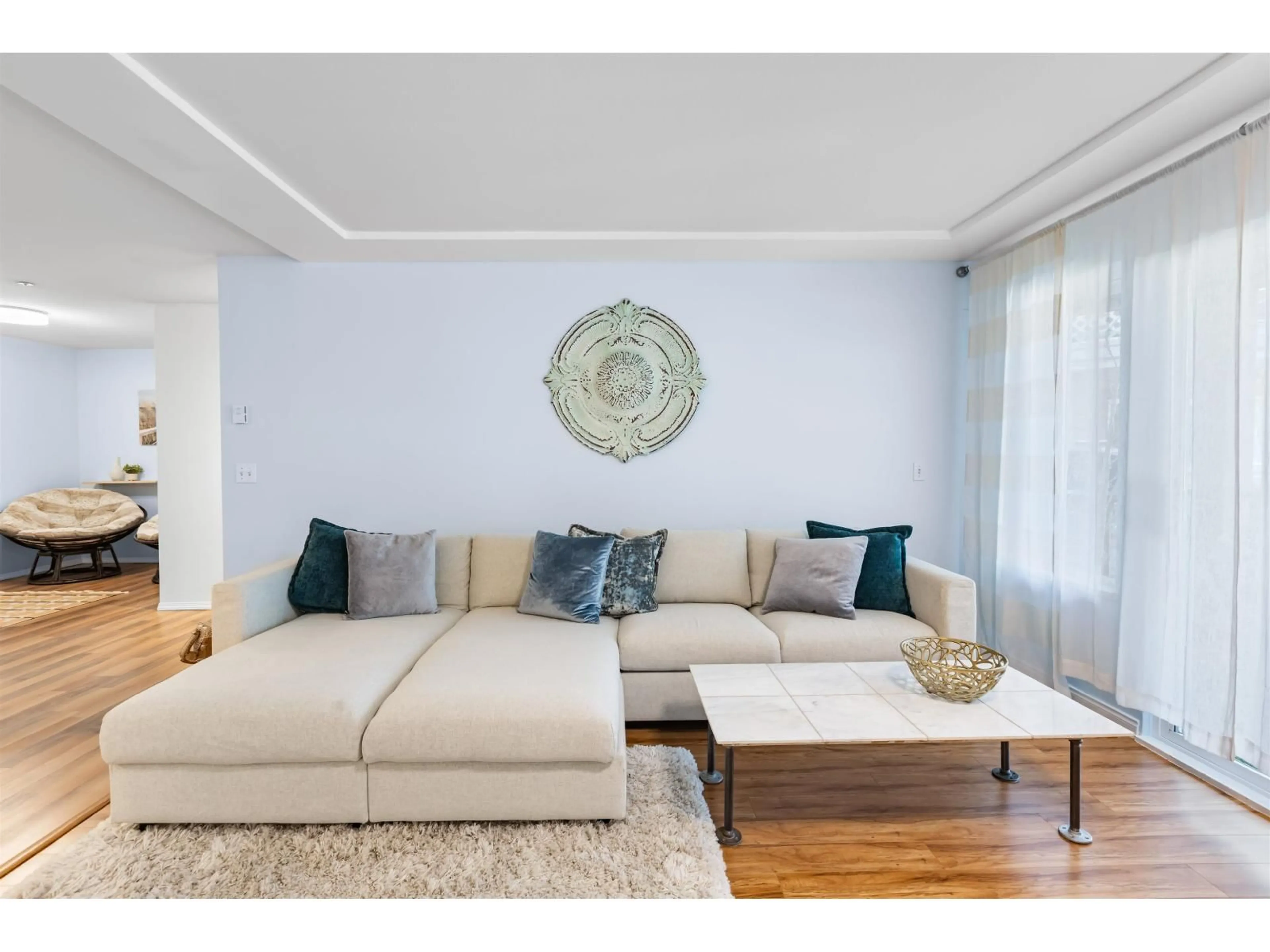 Living room with furniture, wood/laminate floor for 206 - 20433 53 AVENUE, Langley British Columbia V3A7A6