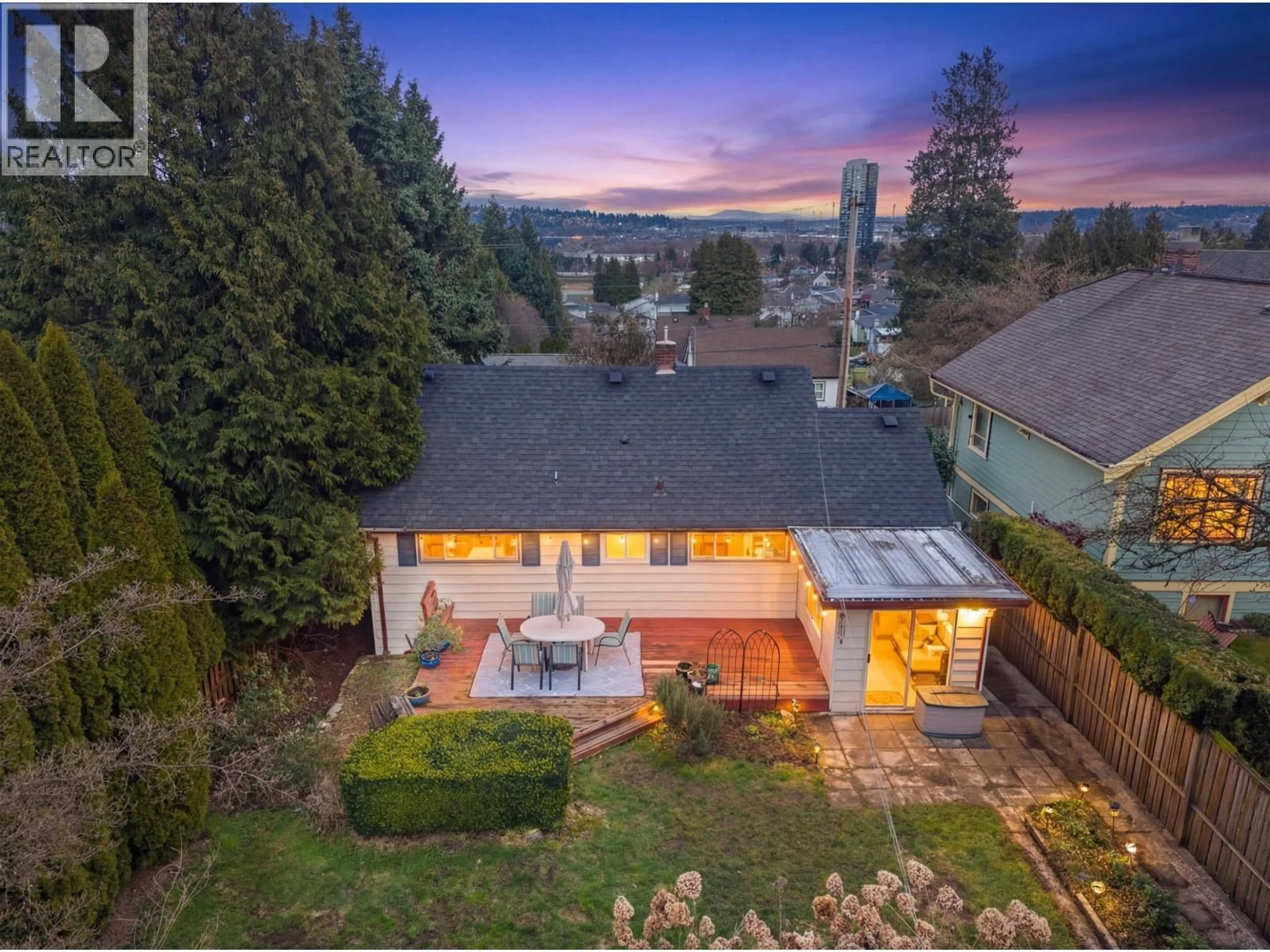 A pic from outside/outdoor area/front of a property/back of a property/a pic from drone, mountain view for 521 GARFIELD STREET, New Westminster British Columbia V3L4A6