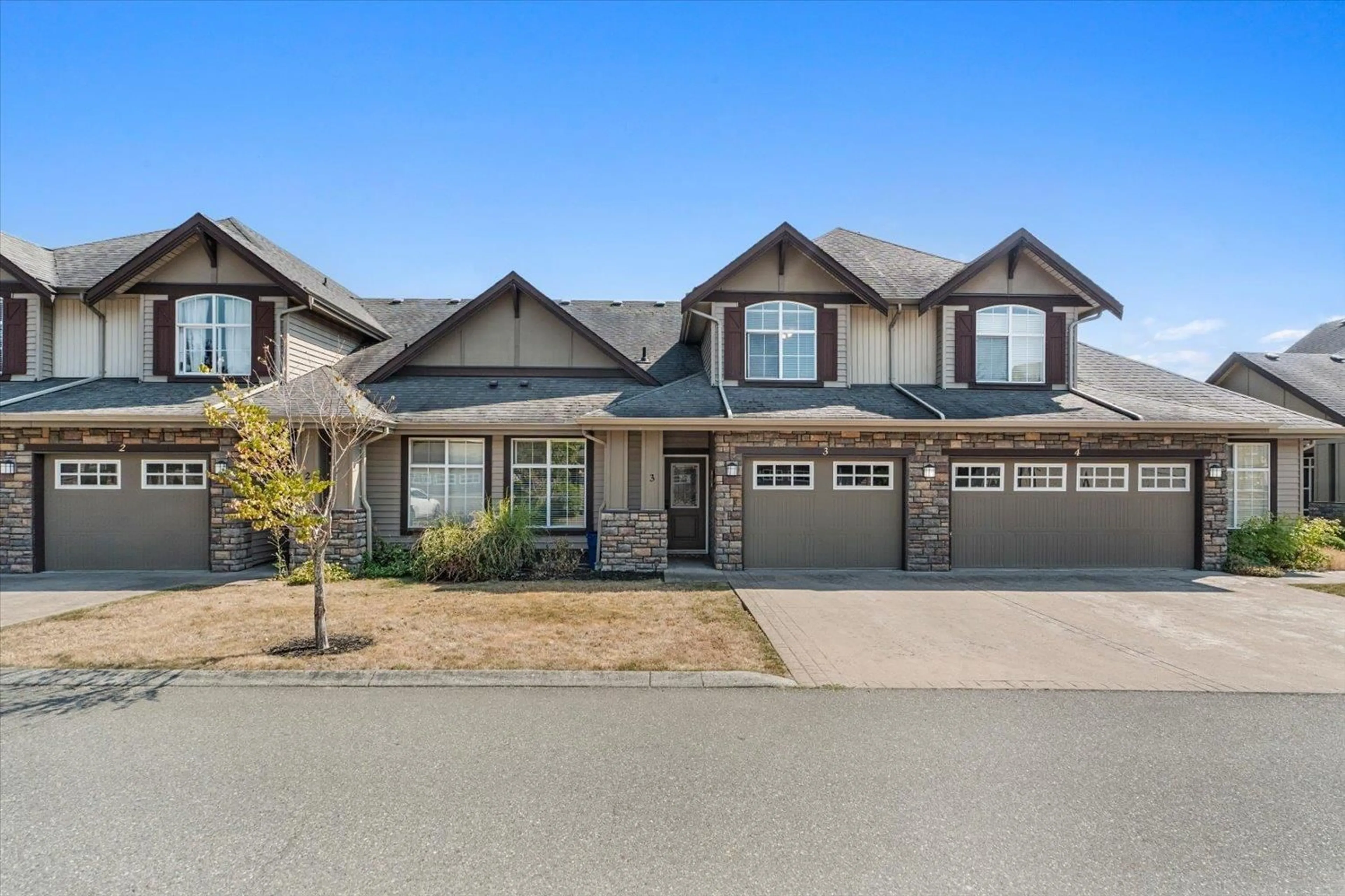 Home with vinyl exterior material, street for 3 - 6577 SOUTHDOWNE PLACE, Chilliwack British Columbia V2R0H4