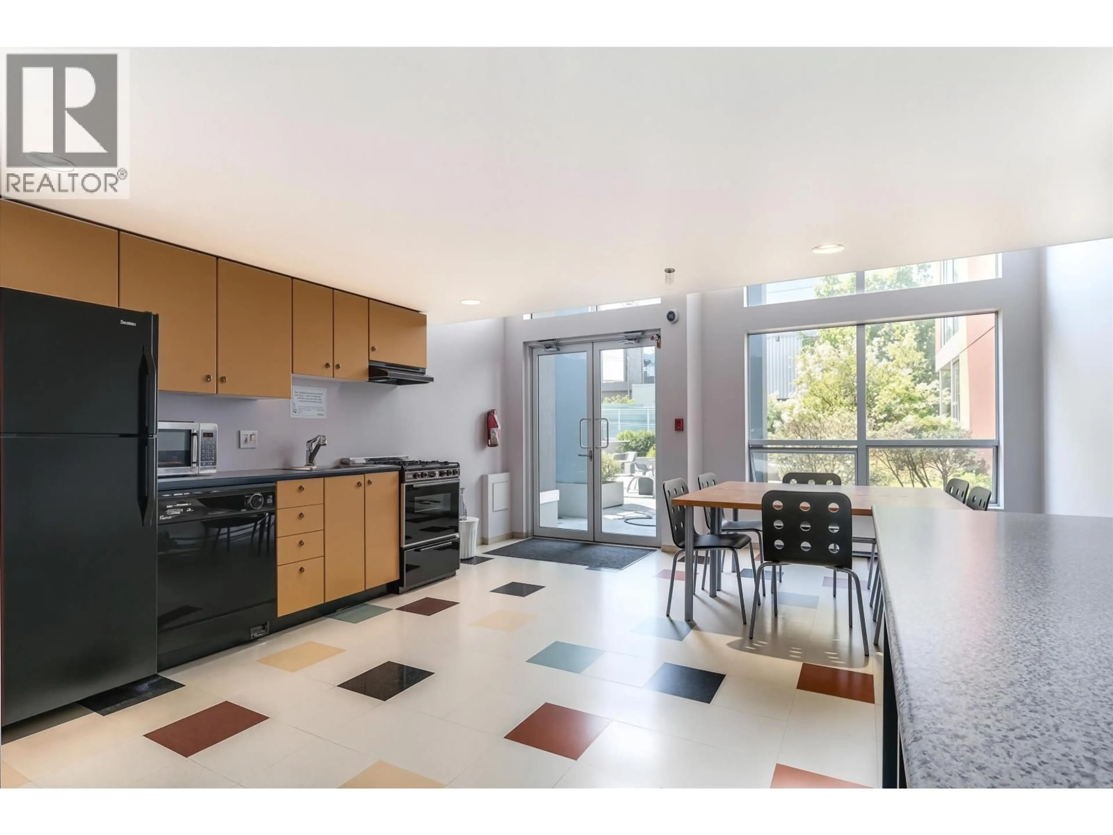 Open concept kitchen, ceramic/tile floor for 1006 - 933 SEYMOUR STREET, Vancouver British Columbia V6B6L6