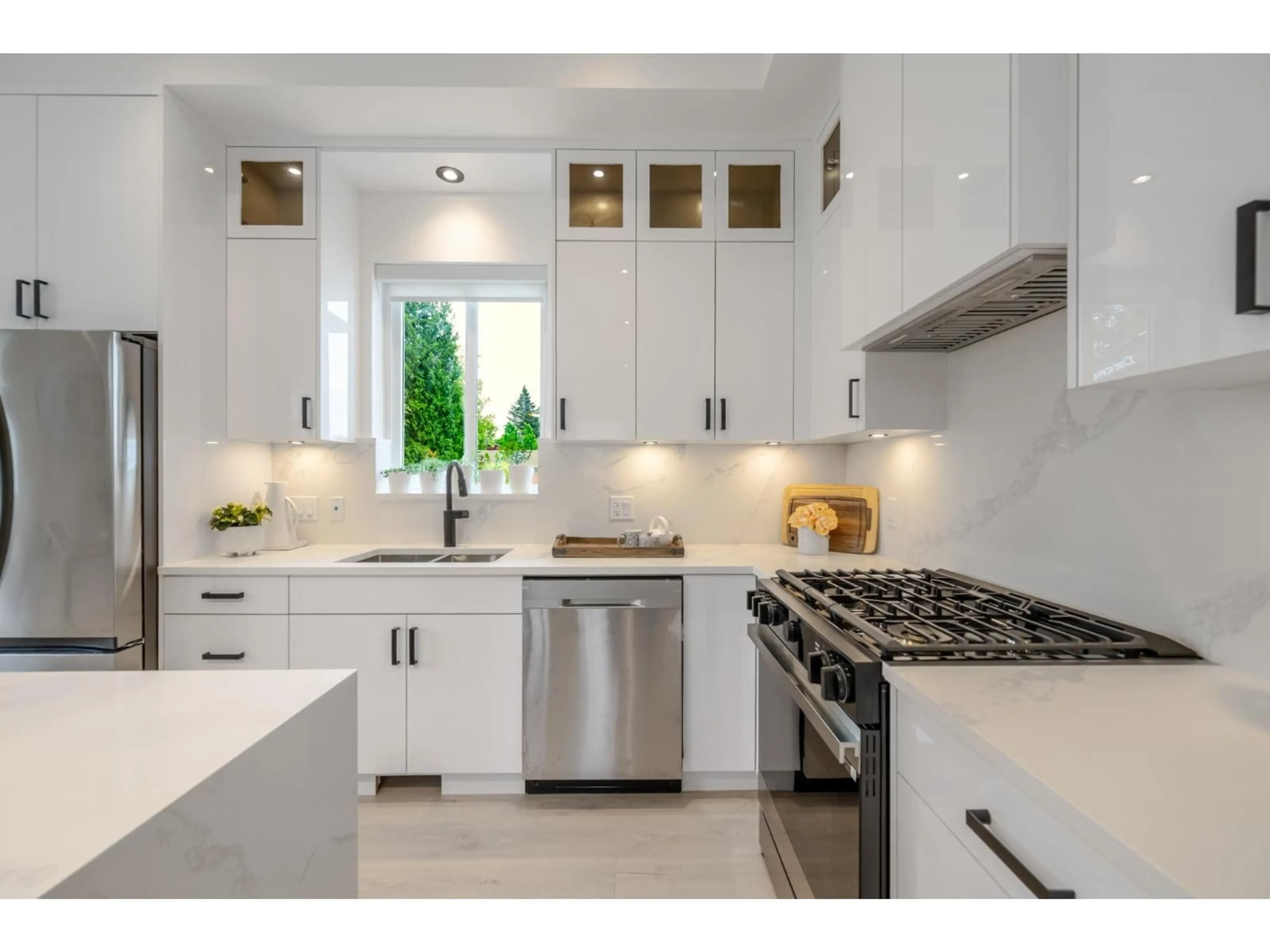Contemporary kitchen, ceramic/tile floor for 33715 ROCKLAND AVENUE, Abbotsford British Columbia V2S1T7