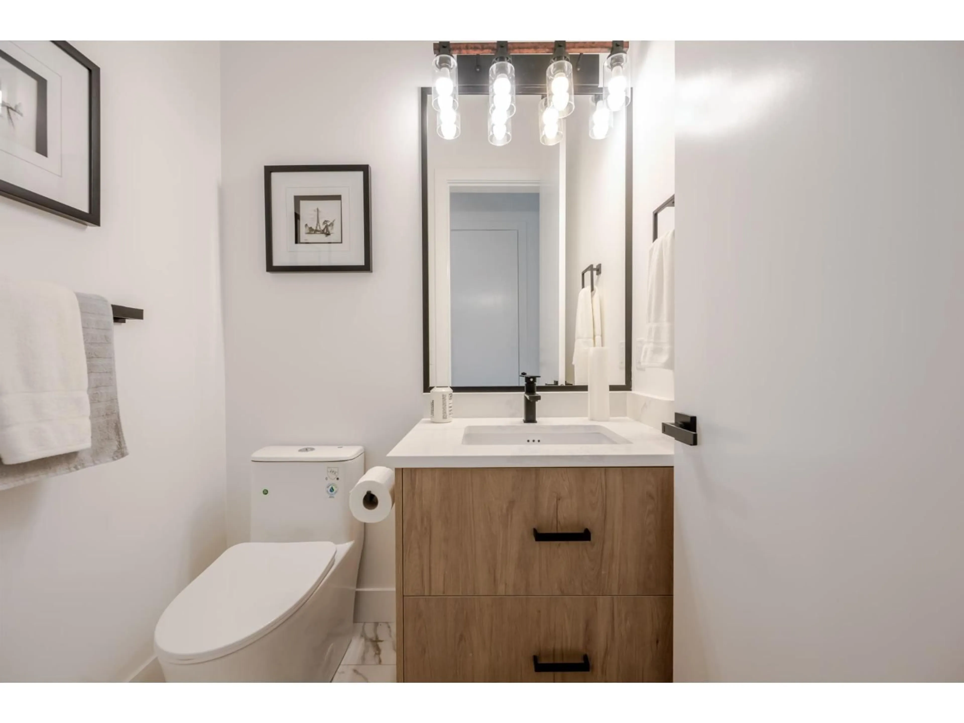 Standard bathroom, unknown for 33715 ROCKLAND AVENUE, Abbotsford British Columbia V2S1T7