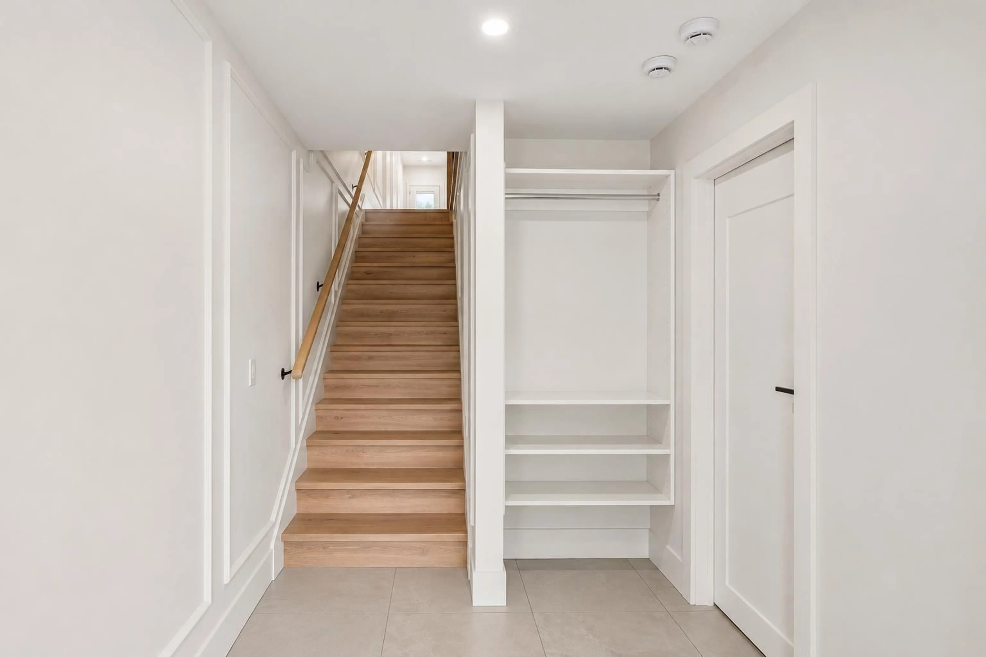 Indoor entryway for 16513 20 AVENUE, Surrey British Columbia V3Z1J1