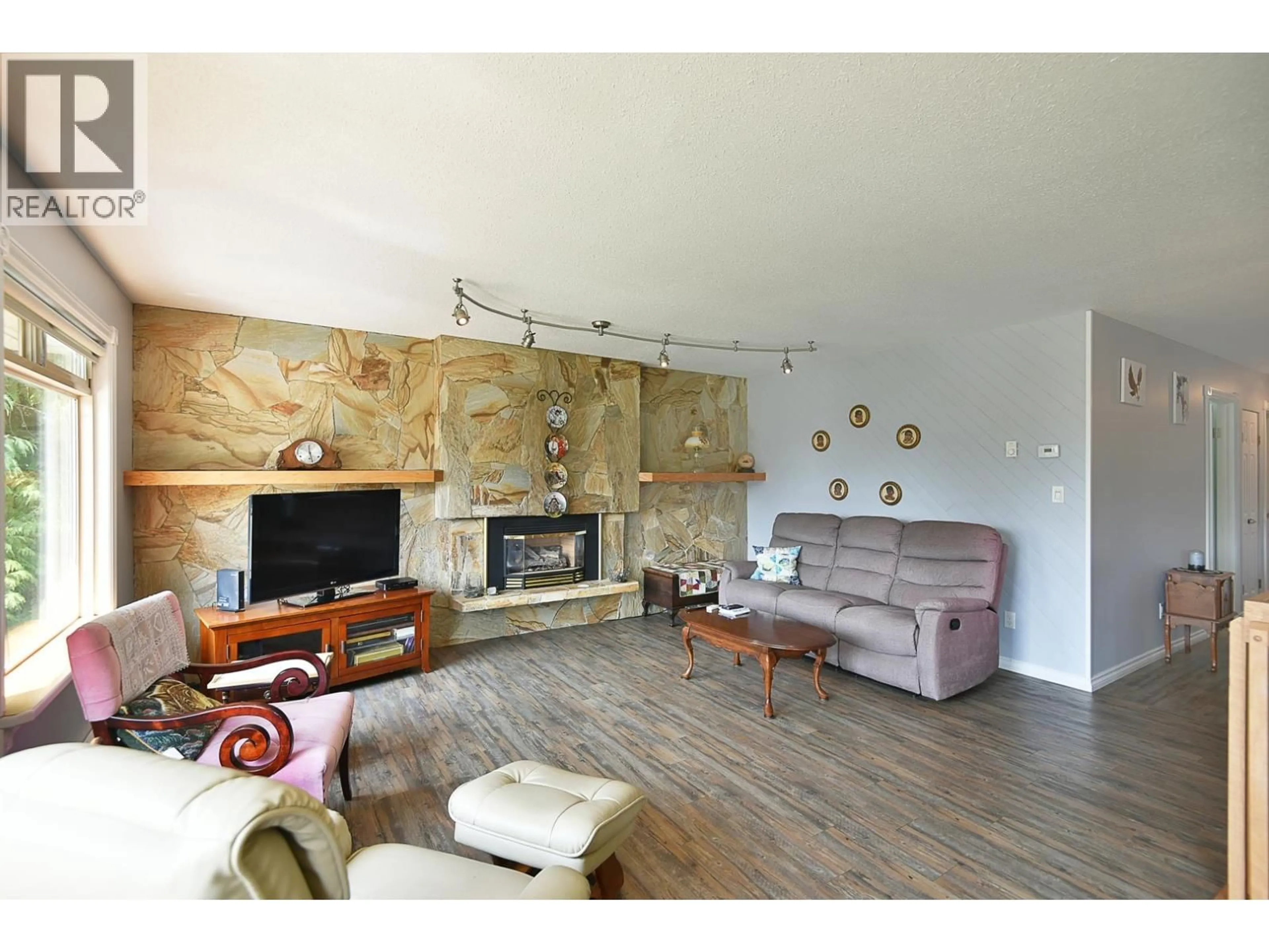 Living room with furniture, wood/laminate floor for 6450 JASPER ROAD, Sechelt British Columbia V7Z0S6