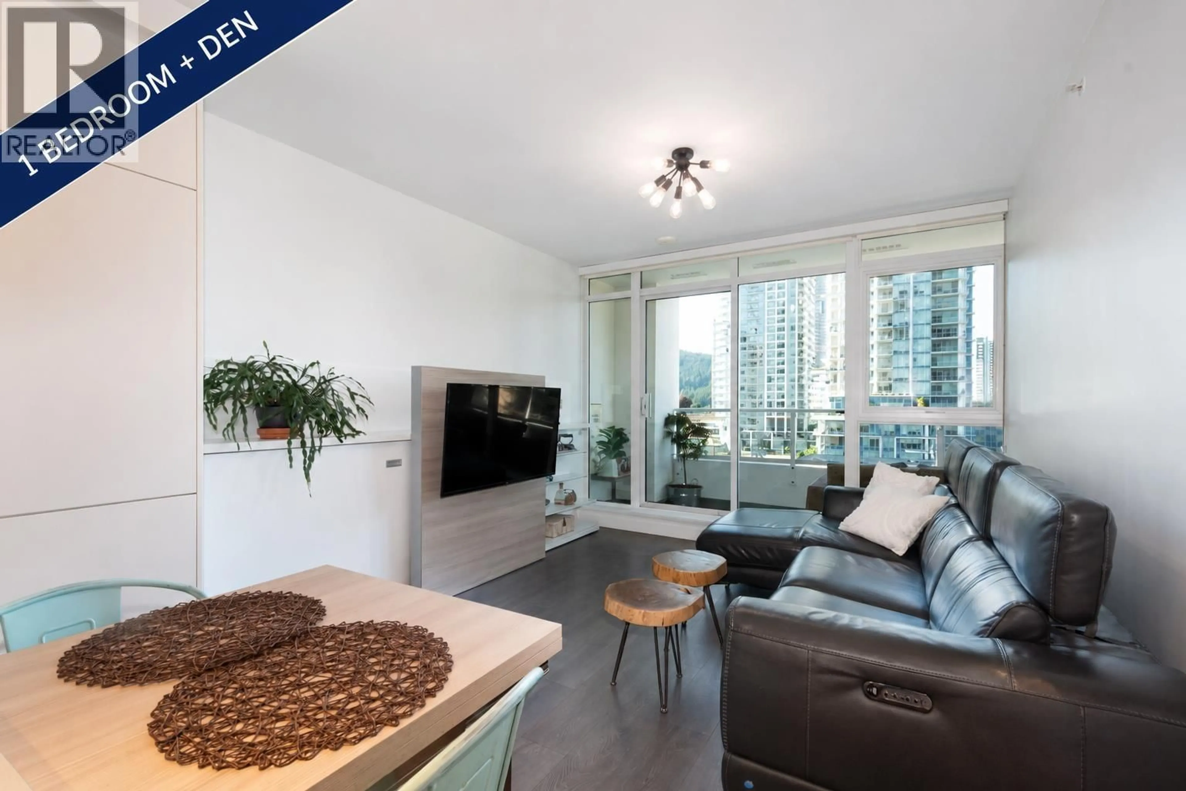 Living room with furniture, wood/laminate floor for 610 - 657 WHITING WAY, Coquitlam British Columbia V3J0J6