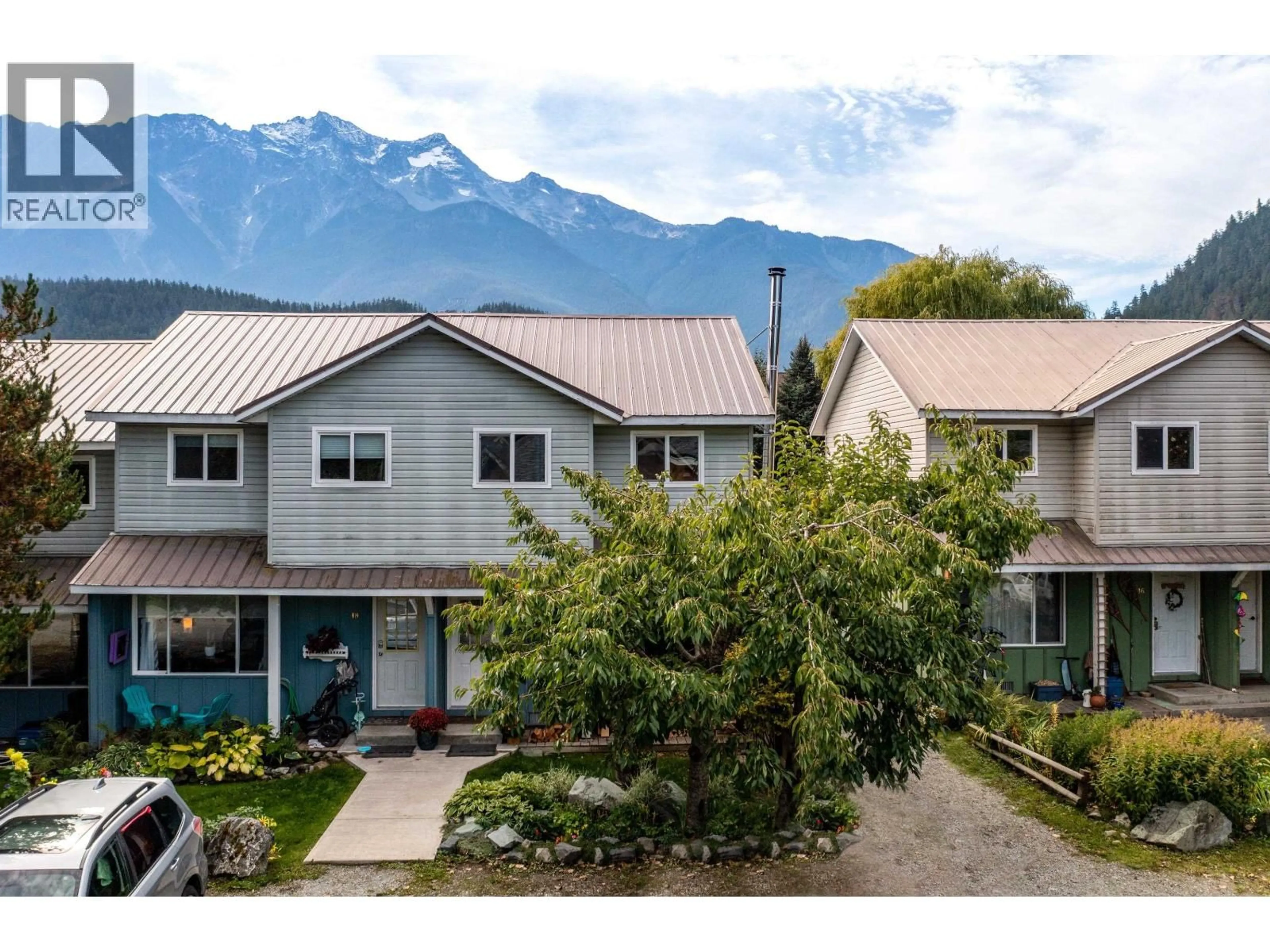 A pic from outside/outdoor area/front of a property/back of a property/a pic from drone, mountain view for 17 - 7416 FLINT STREET, Pemberton British Columbia V0N2L1