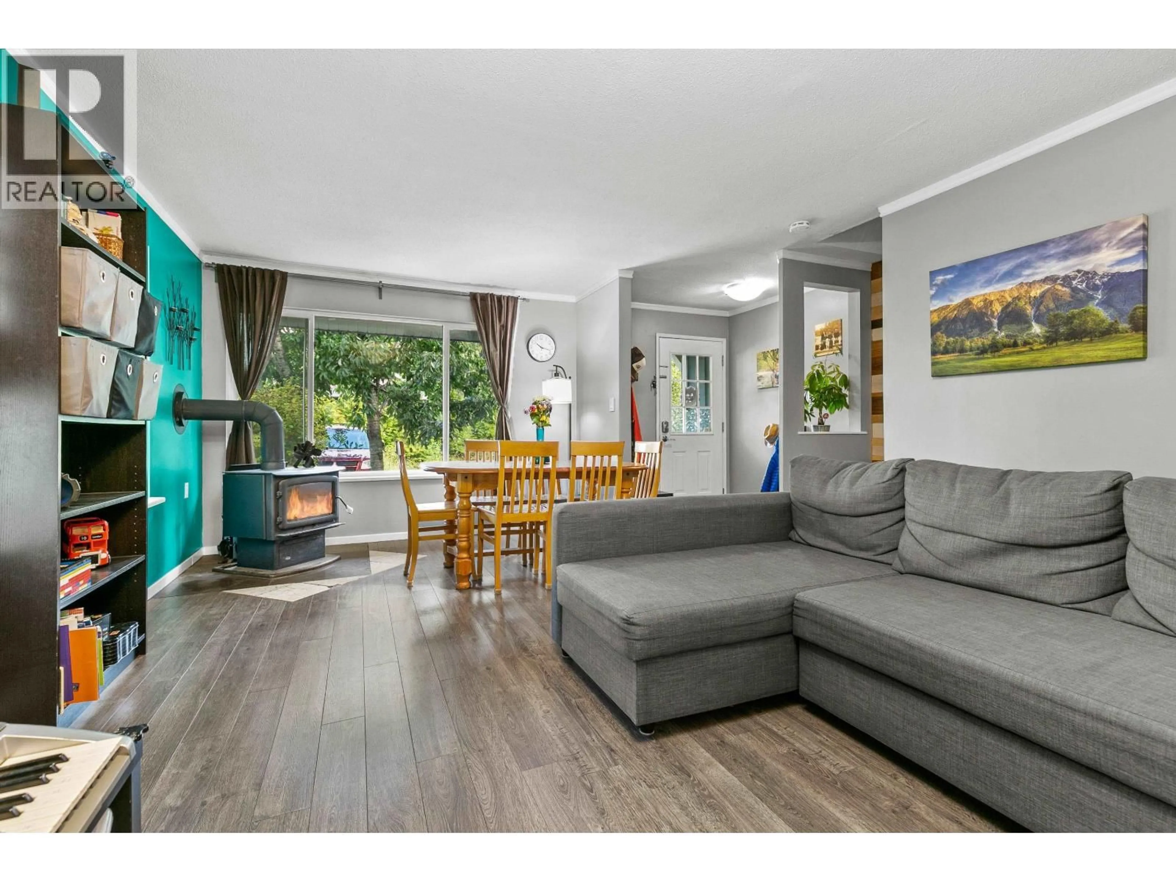 Living room with furniture, wood/laminate floor for 17 - 7416 FLINT STREET, Pemberton British Columbia V0N2L1