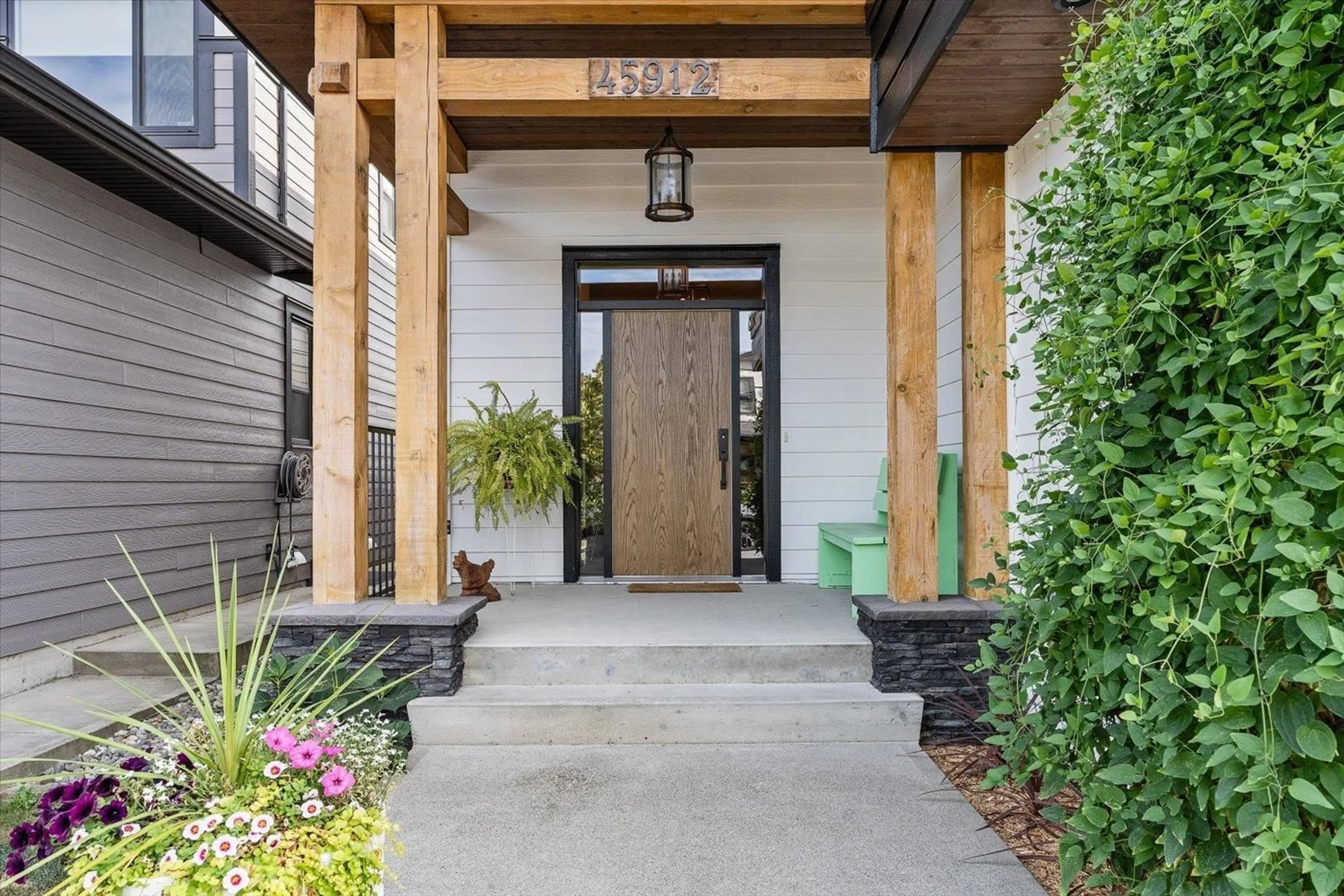 Indoor entryway for 45912 BOGEY PLACE, Chilliwack British Columbia V2R0Z8