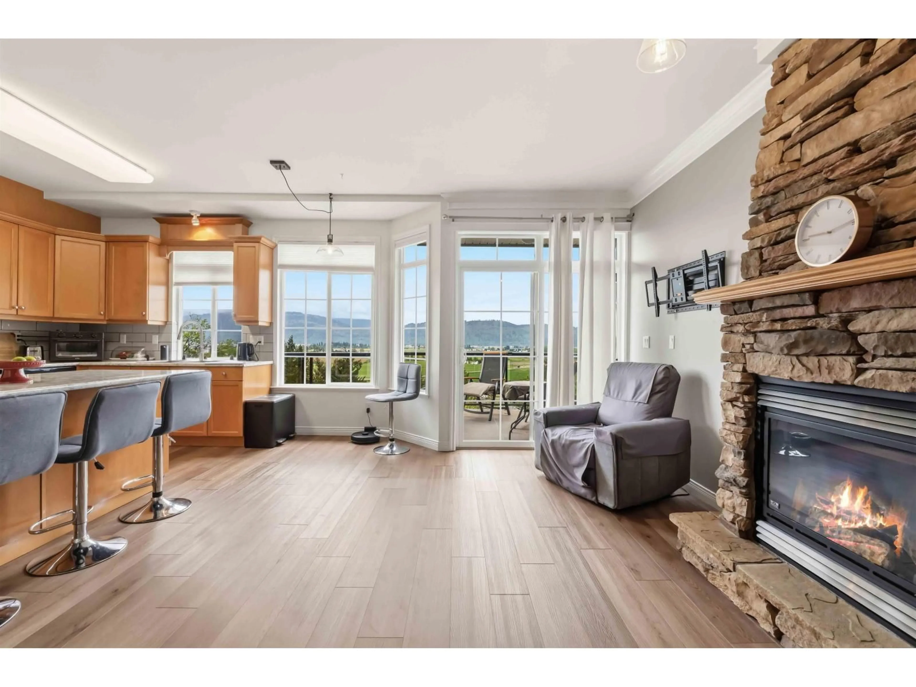Open concept kitchen, wood/laminate floor for 11 - 2088 WINDFIELD DRIVE, Abbotsford British Columbia V3G3C3