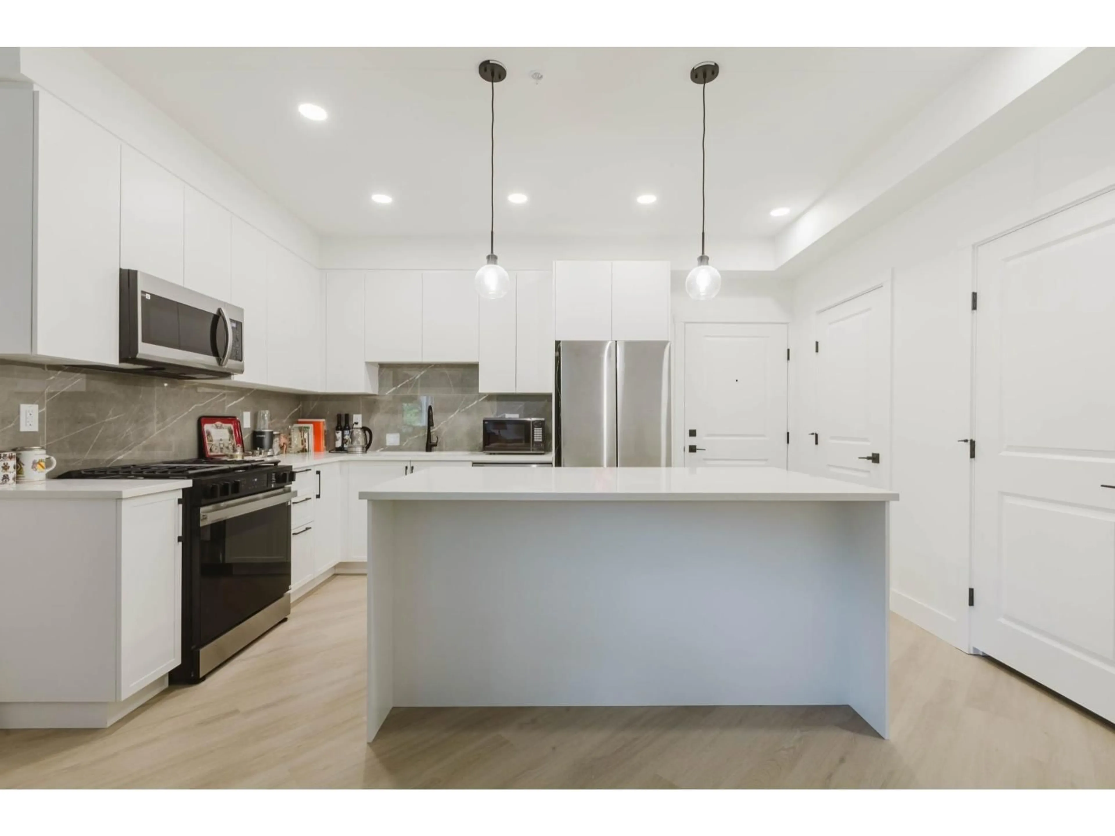 Open concept kitchen, ceramic/tile floor for 418 - 3480 146A STREET, Surrey British Columbia V4P0H6