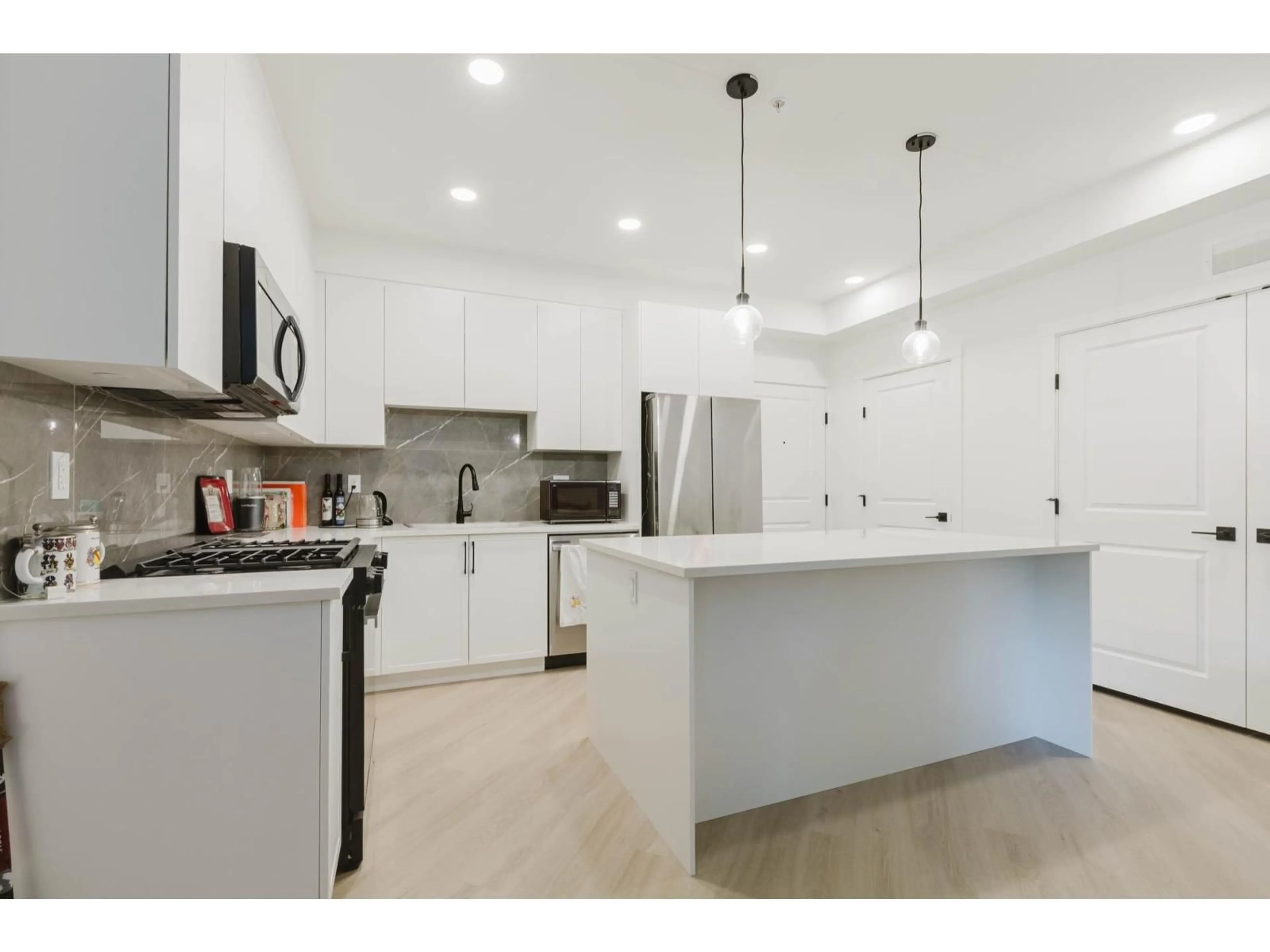 Open concept kitchen, ceramic/tile floor for 418 - 3480 146A STREET, Surrey British Columbia V4P0H6