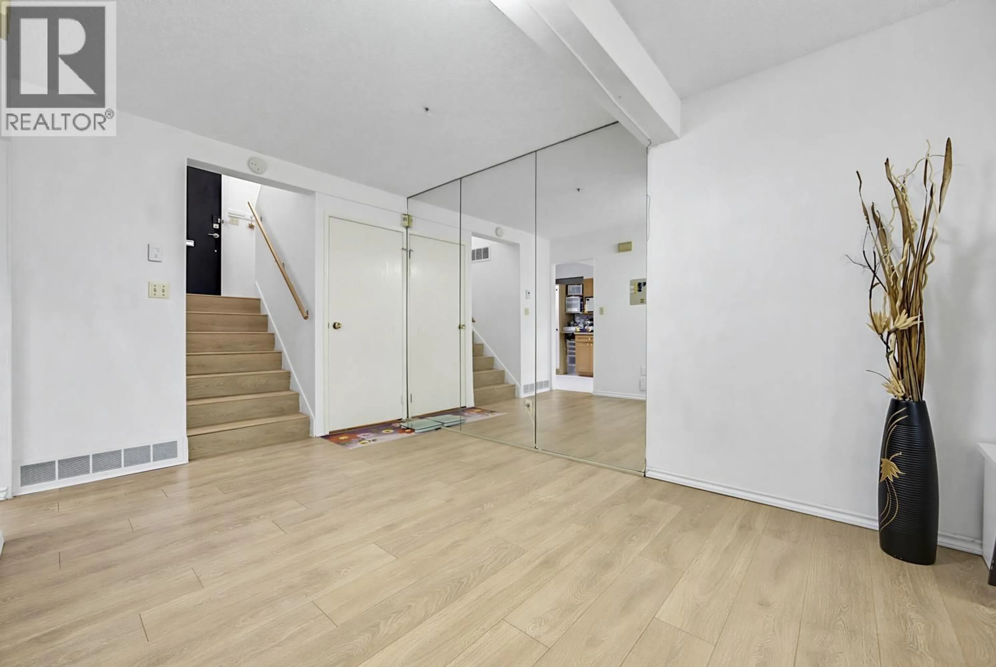 Indoor foyer for 2757 ELLERSLIE AVENUE, Burnaby British Columbia V5B4R9
