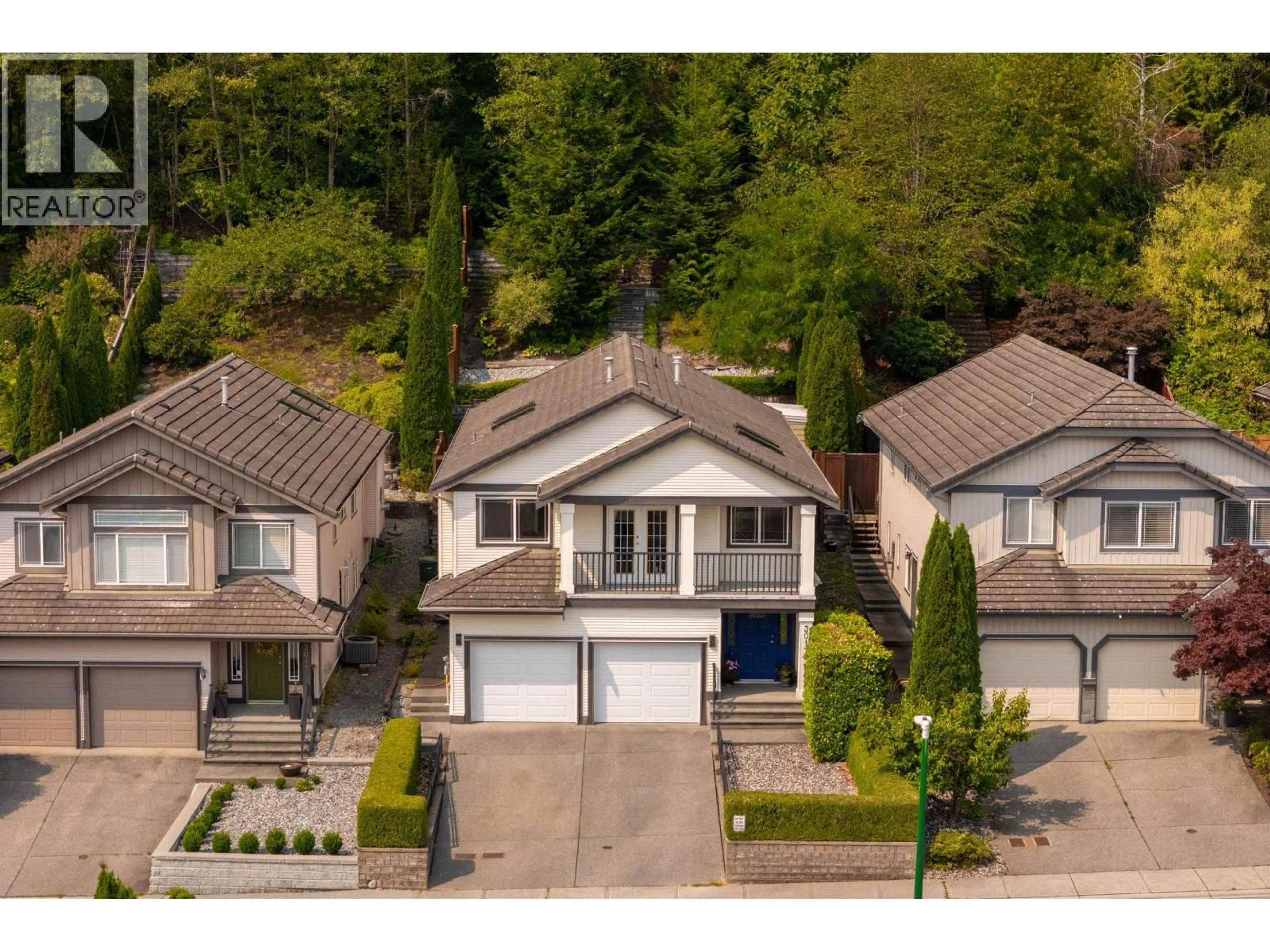A pic from outside/outdoor area/front of a property/back of a property/a pic from drone, street for 3017 MAPLEWOOD COURT, Coquitlam British Columbia V3E3P3