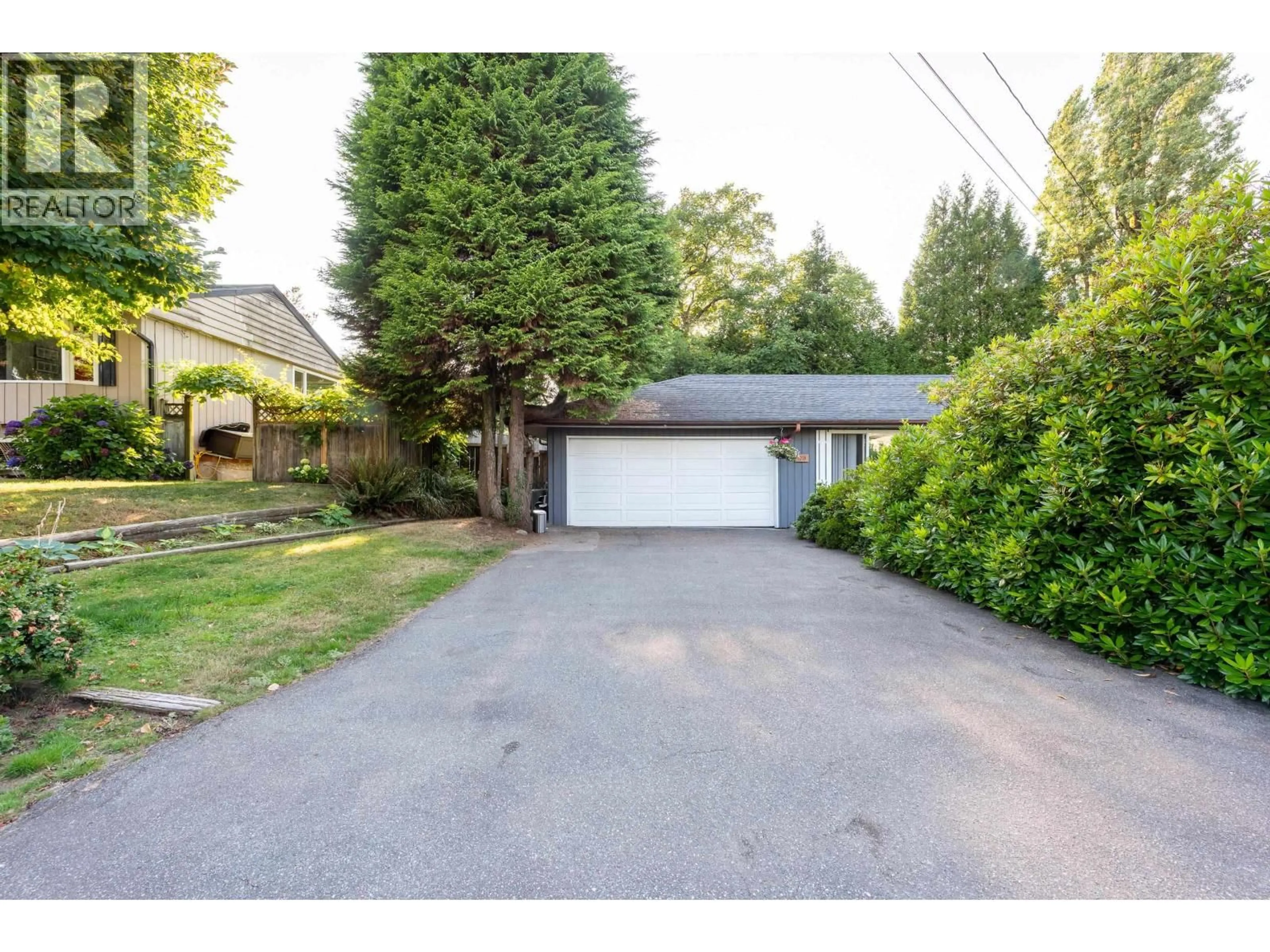 A pic from outside/outdoor area/front of a property/back of a property/a pic from drone, street for 1209 RIDGE COURT, Coquitlam British Columbia V3J5M4