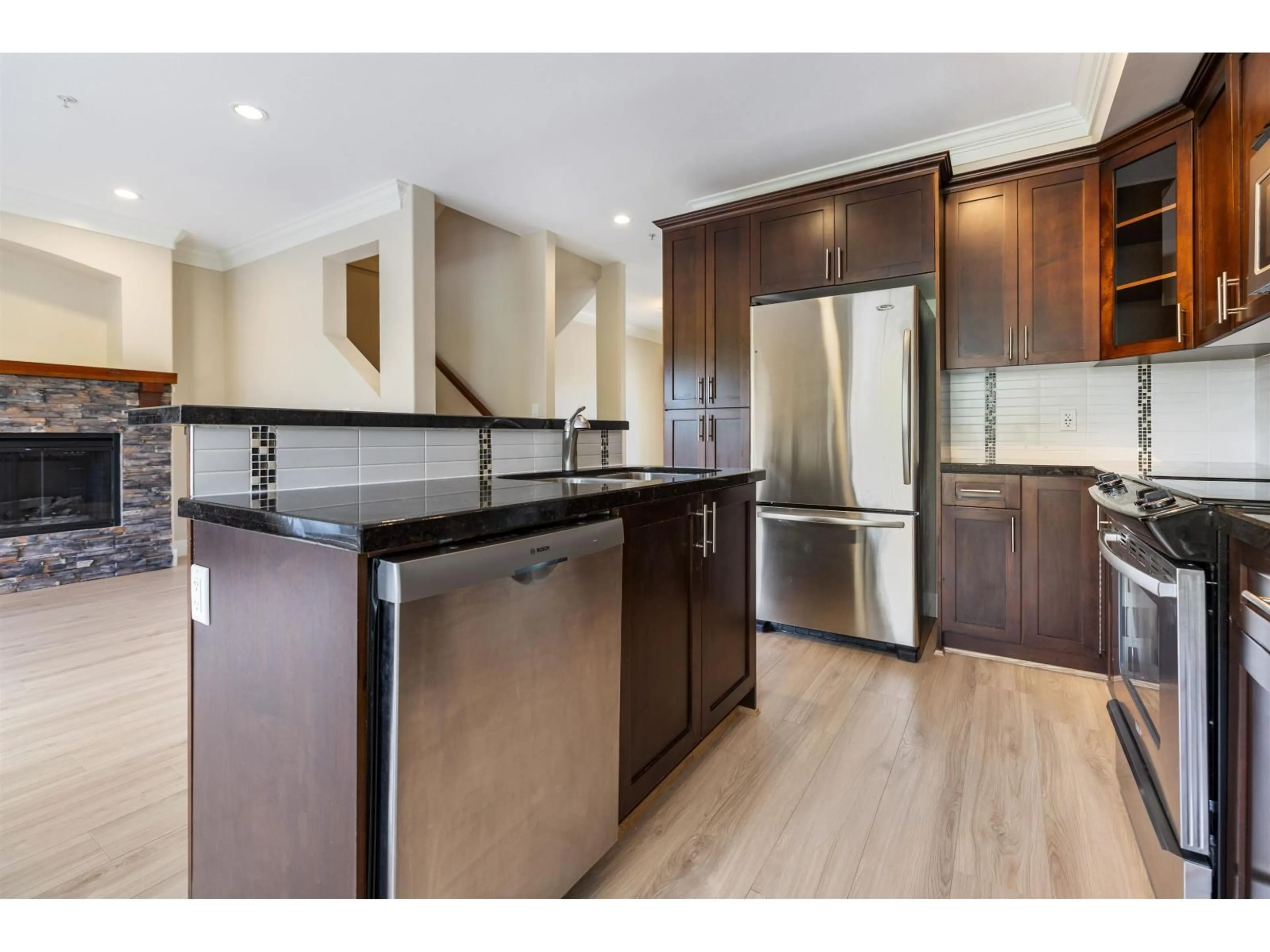 Open concept kitchen, wood/laminate floor for 4 - 22225 50 AVENUE, Langley British Columbia V2Y0G7