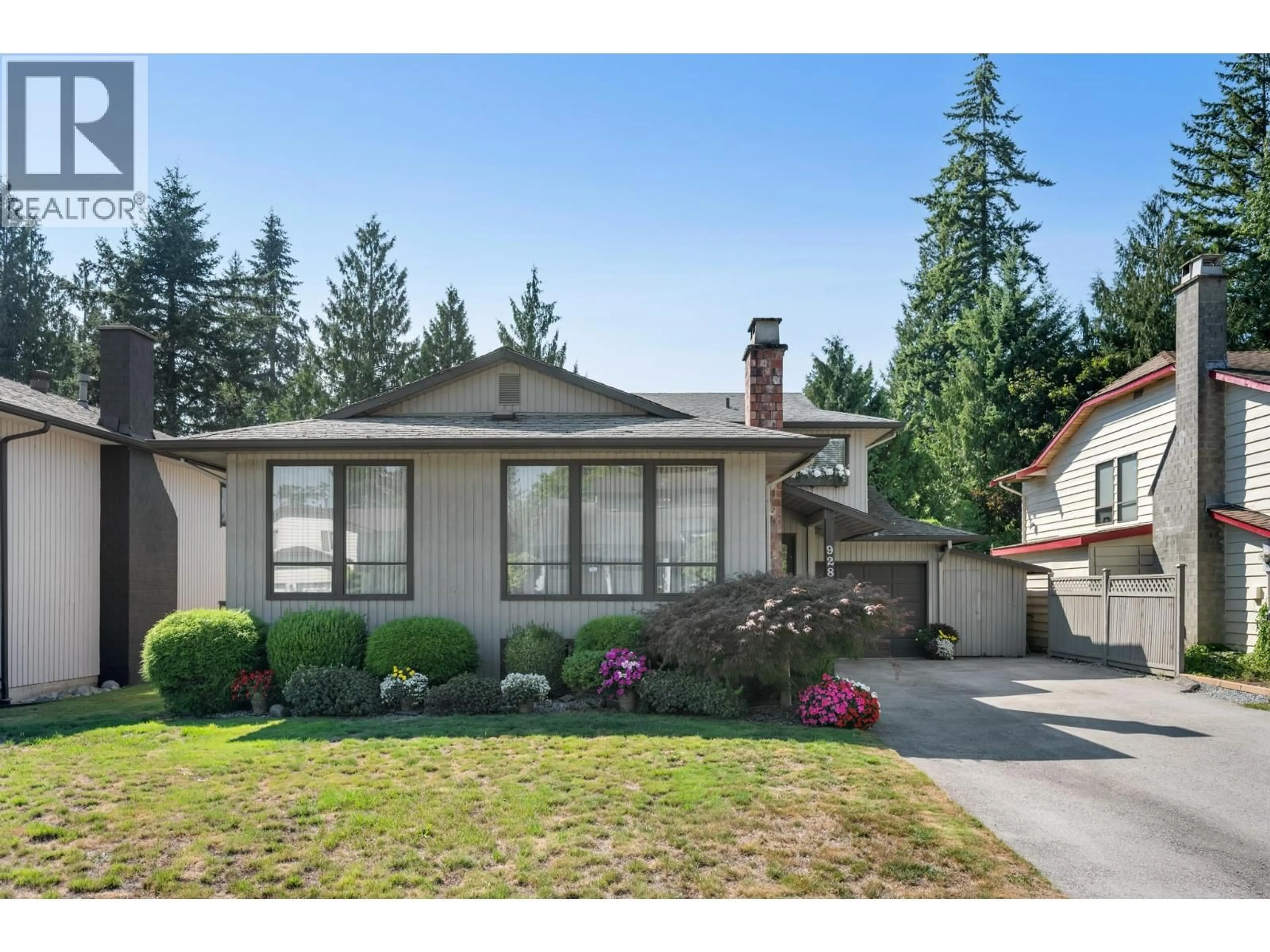 Home with vinyl exterior material, street for 928 MERRITT STREET, Coquitlam British Columbia V3J7M1