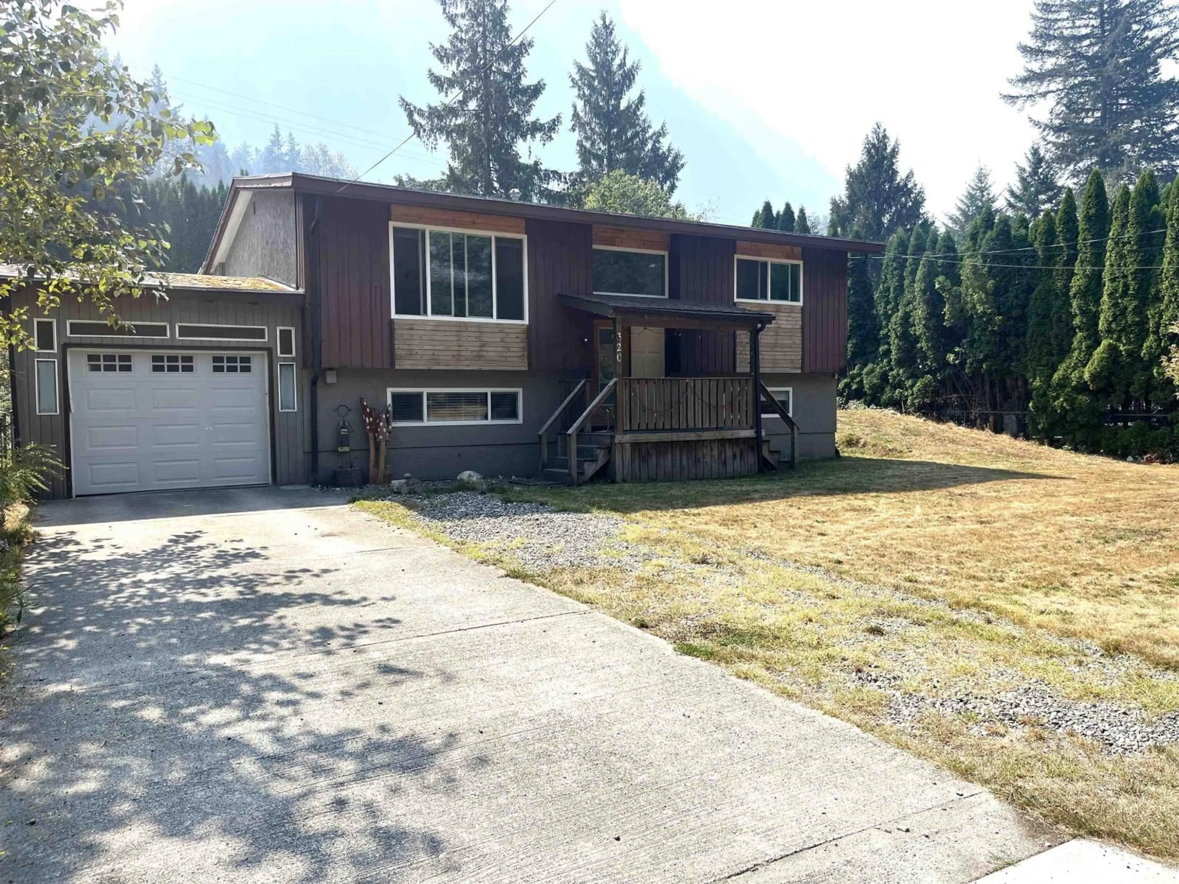 Home with vinyl exterior material, street for 320 ROBERTSON CRESCENT, Hope British Columbia V0X1L4