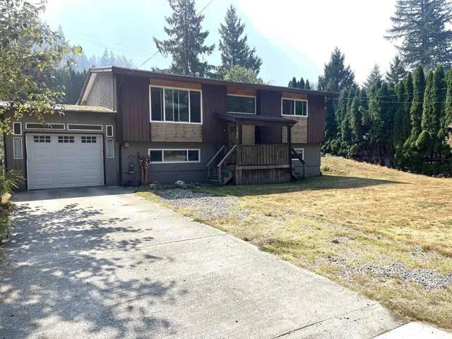 320 ROBERTSON CRESCENT, Hope 2