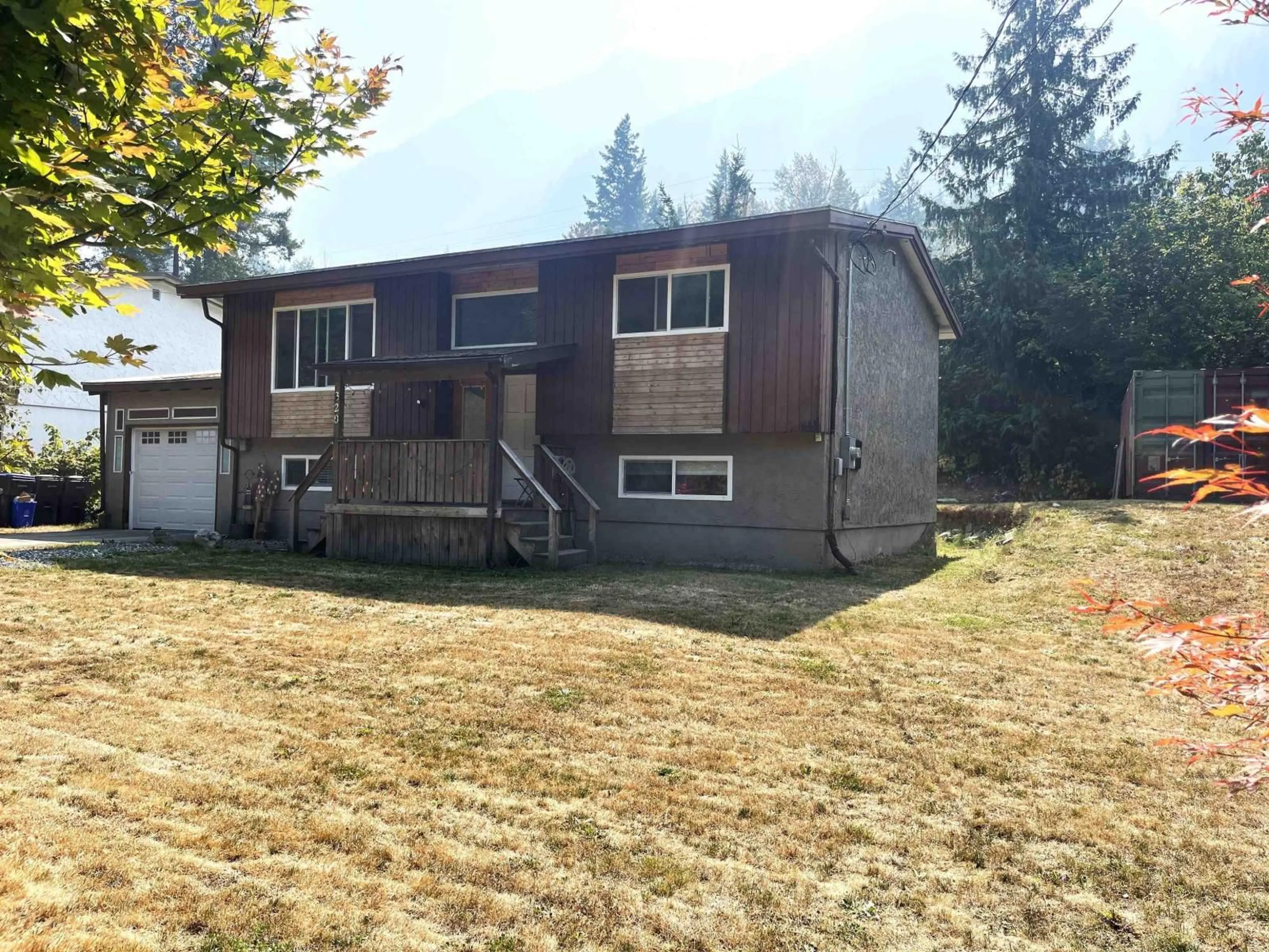 Home with vinyl exterior material, street for 320 ROBERTSON CRESCENT, Hope British Columbia V0X1L4