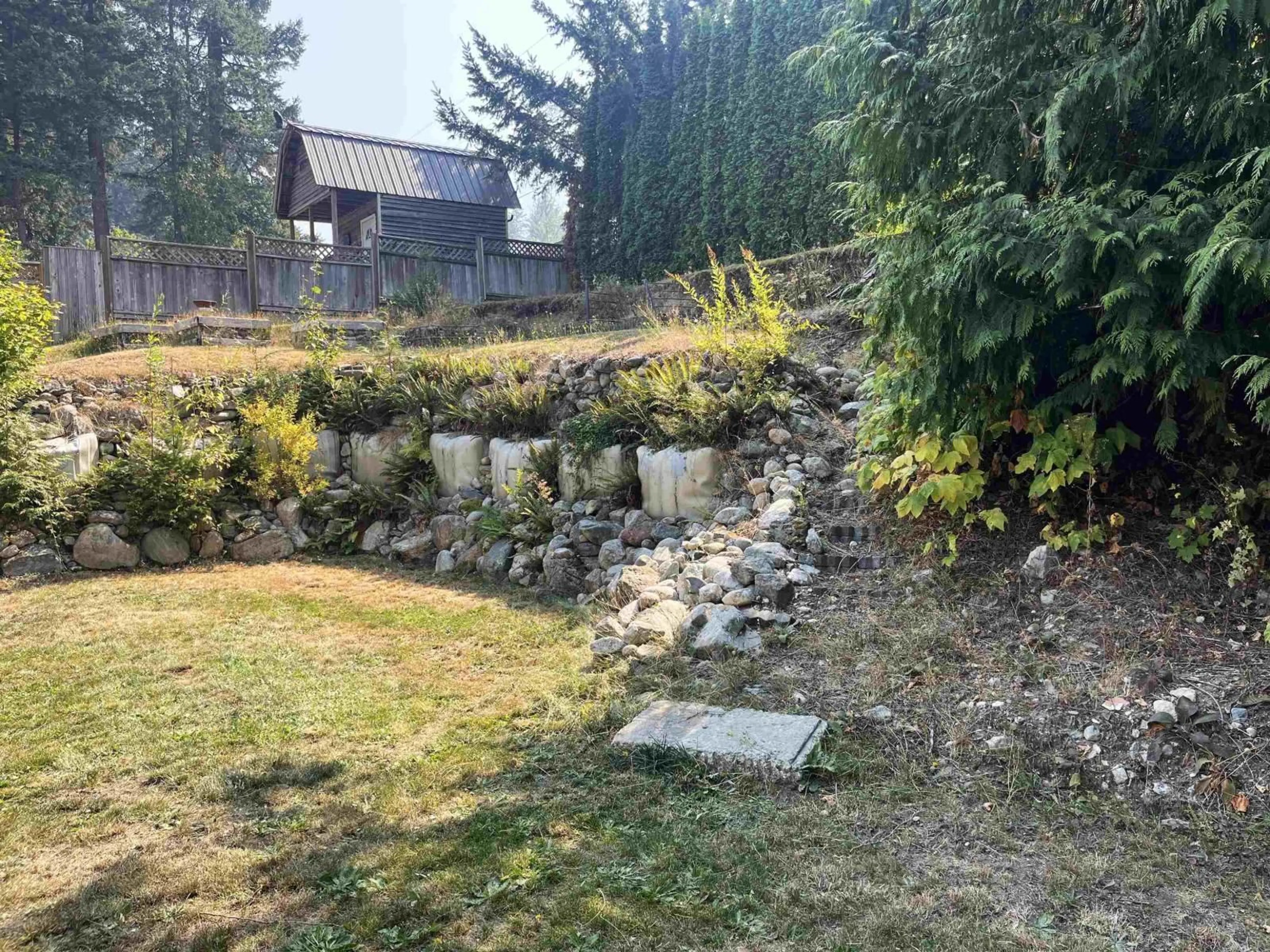 Patio, mountain view for 320 ROBERTSON CRESCENT, Hope British Columbia V0X1L4