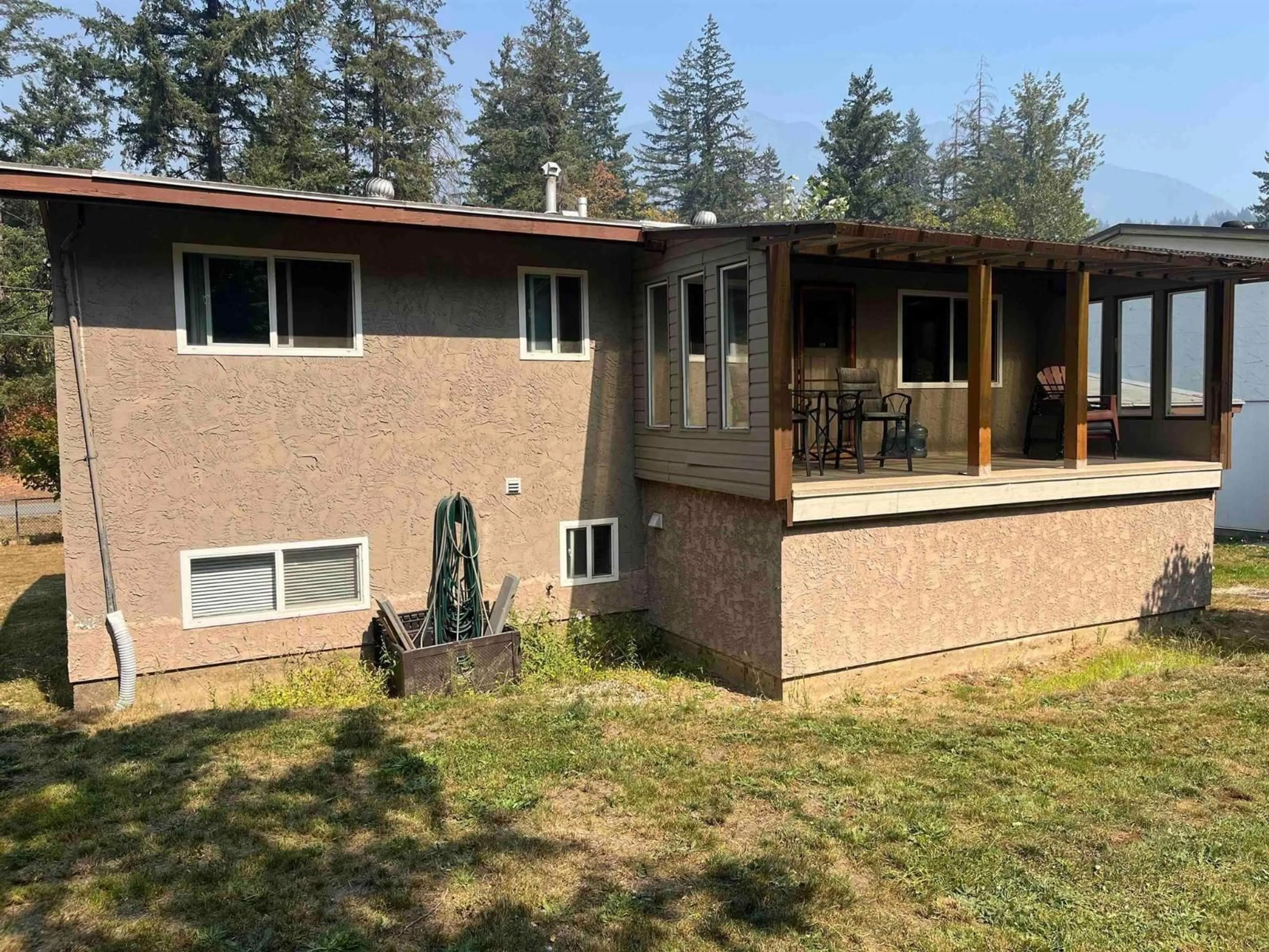 Home with vinyl exterior material, mountain view for 320 ROBERTSON CRESCENT, Hope British Columbia V0X1L4