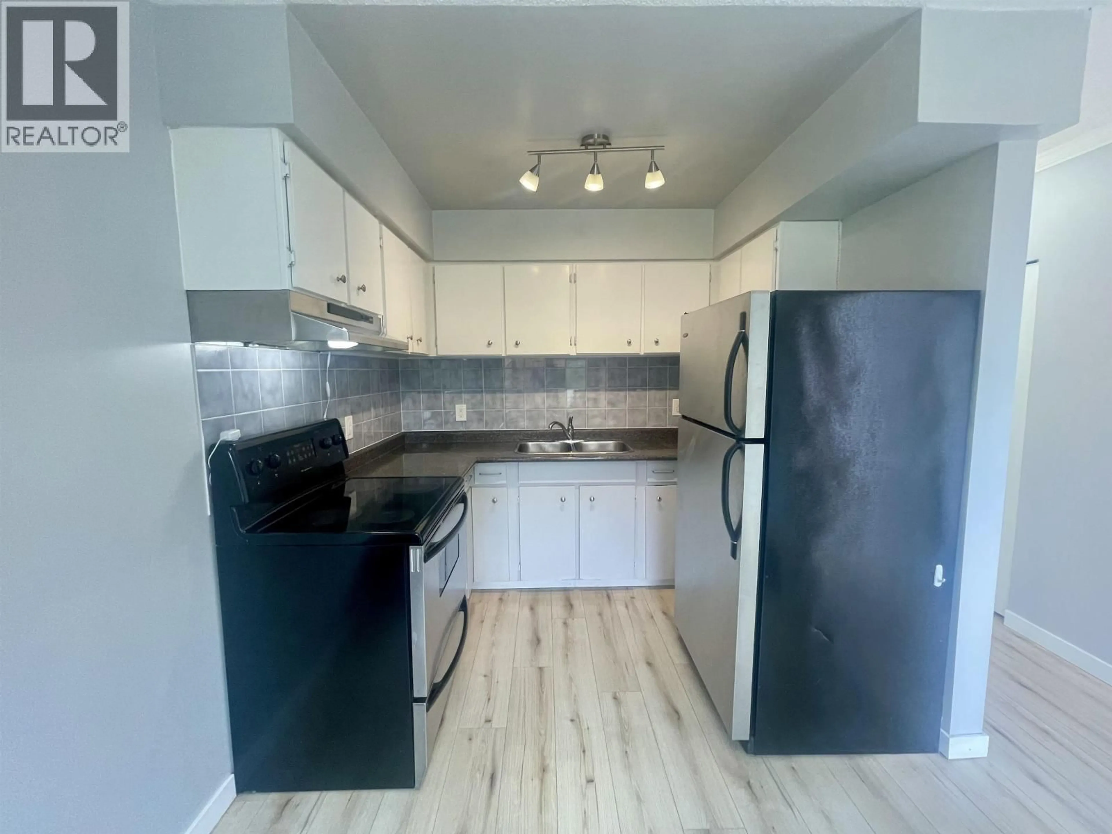 Standard kitchen, wood/laminate floor for 4 - 306 HIGHLAND WAY, Port Moody British Columbia V3H3V7
