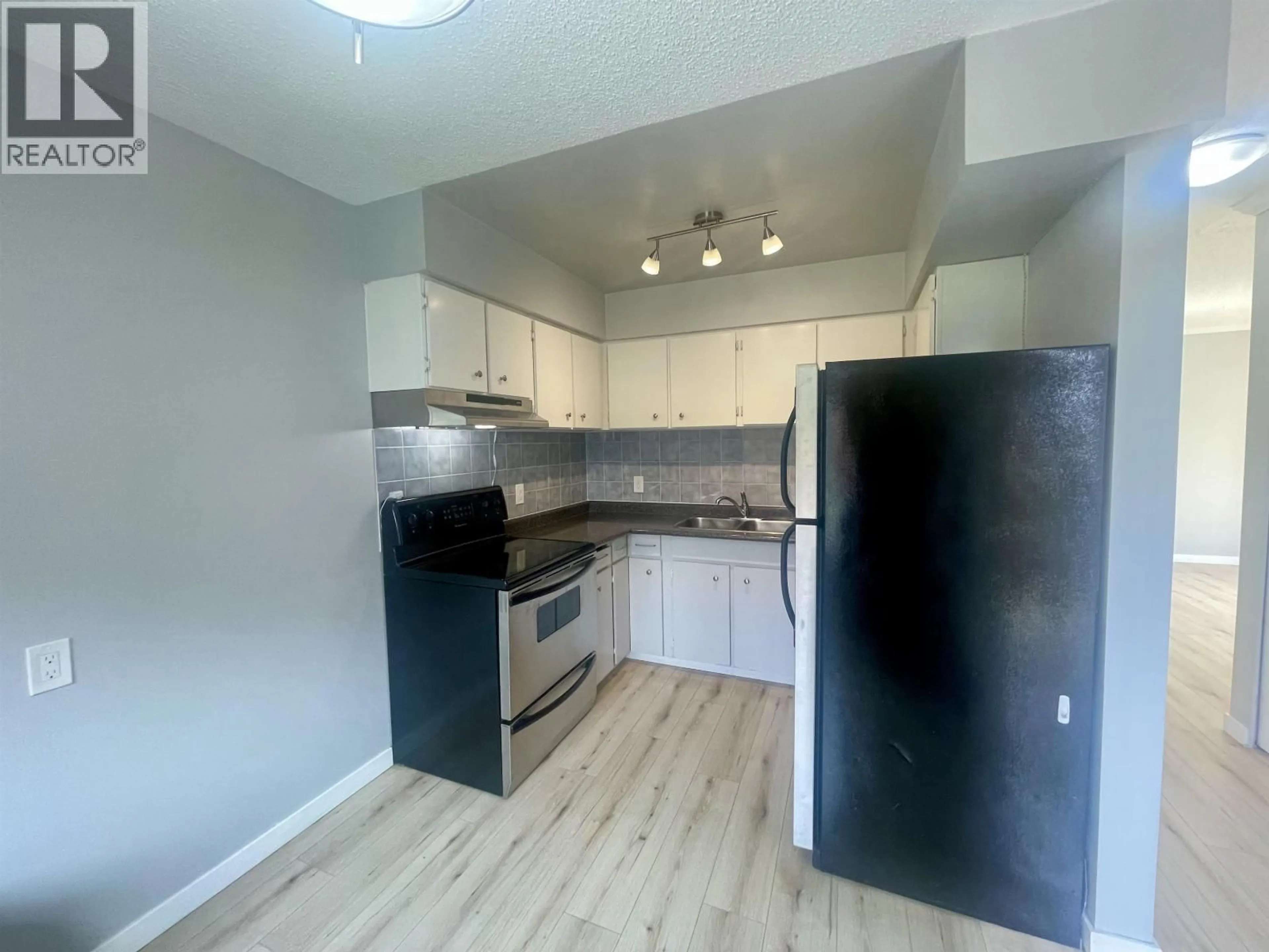 Standard kitchen, wood/laminate floor for 4 - 306 HIGHLAND WAY, Port Moody British Columbia V3H3V7
