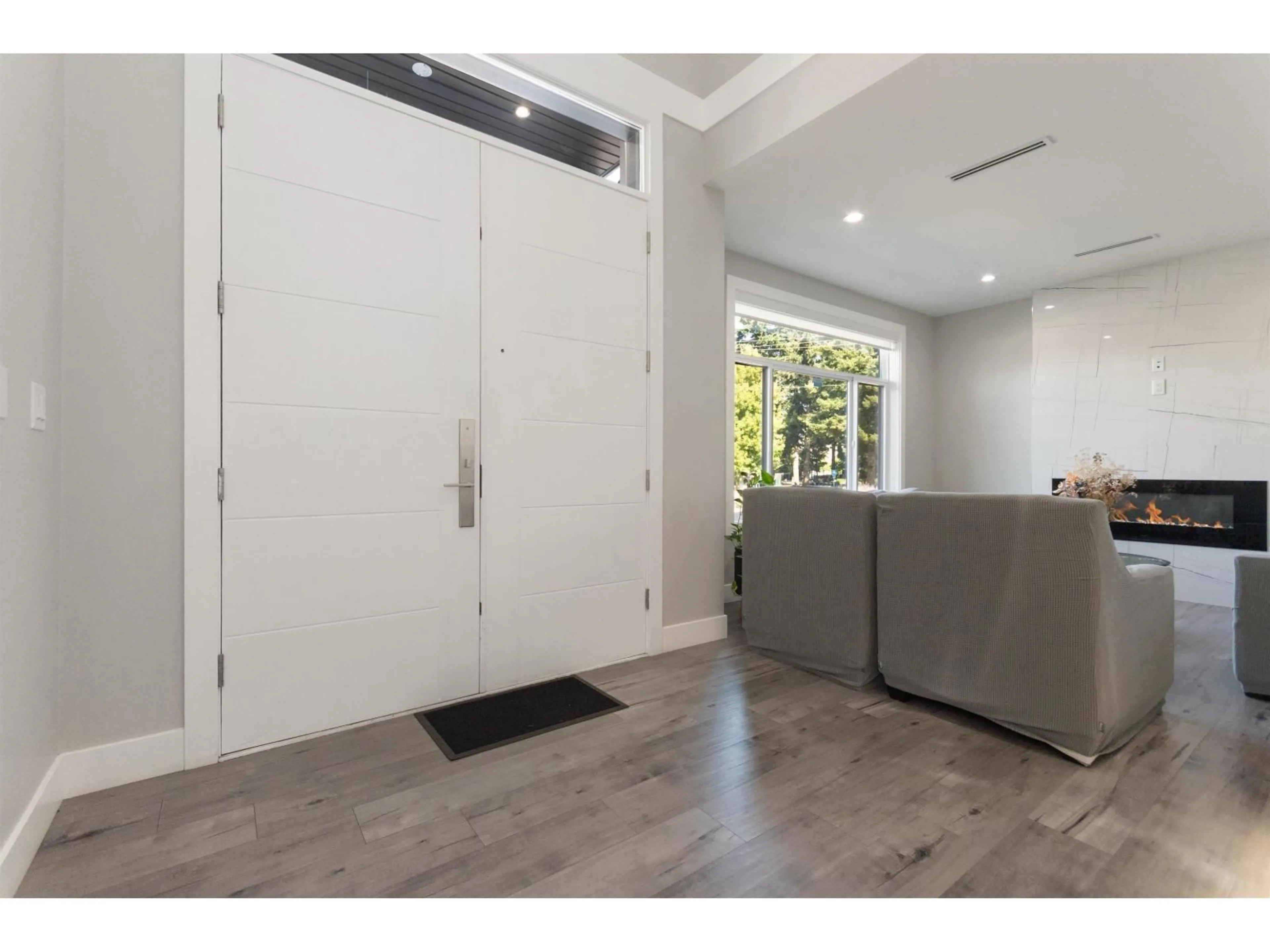 Indoor entryway for 2514 LYNDEN STREET, Abbotsford British Columbia V2T3C3