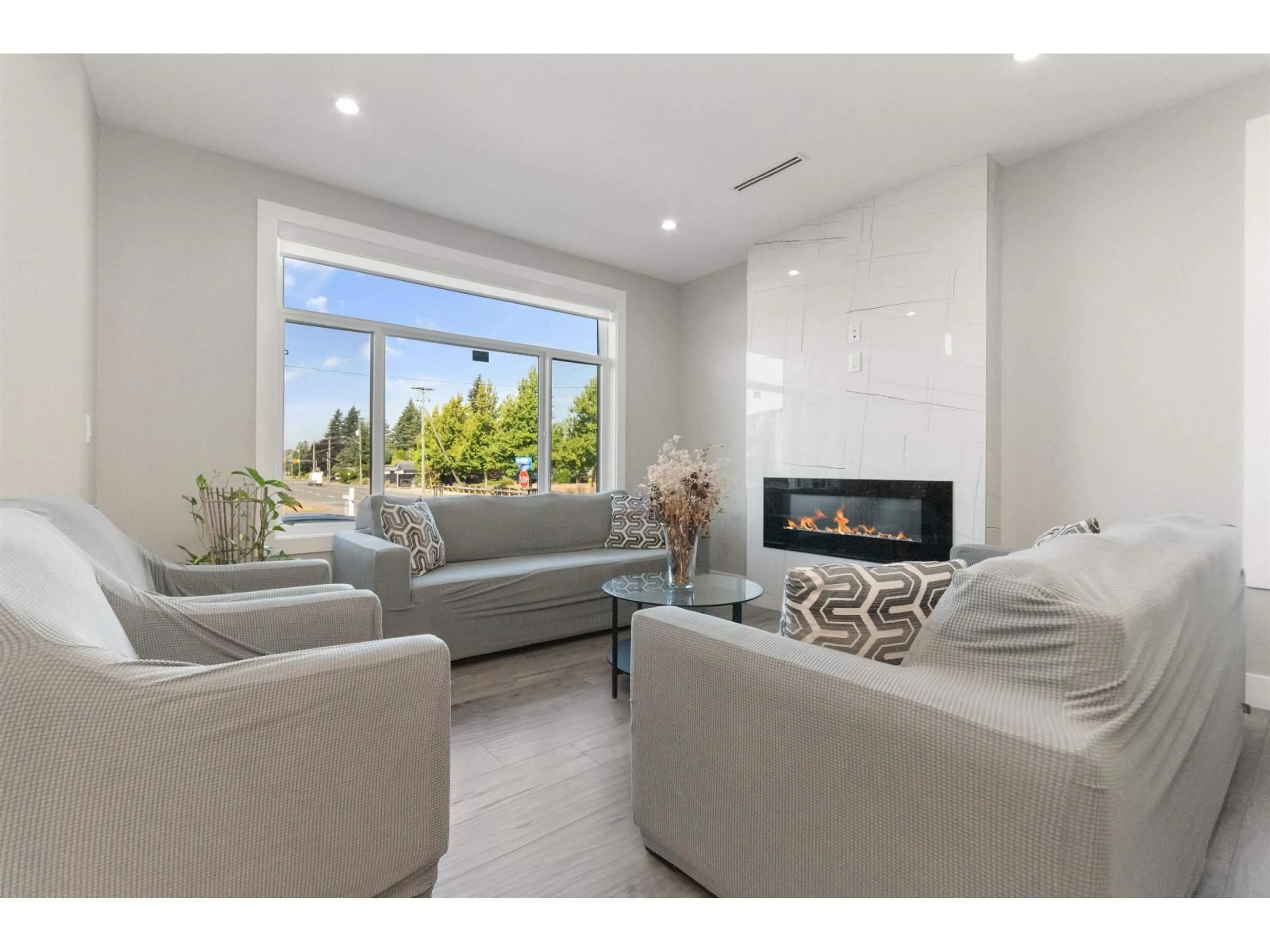 Living room with furniture, ceramic/tile floor for 2514 LYNDEN STREET, Abbotsford British Columbia V2T3C3