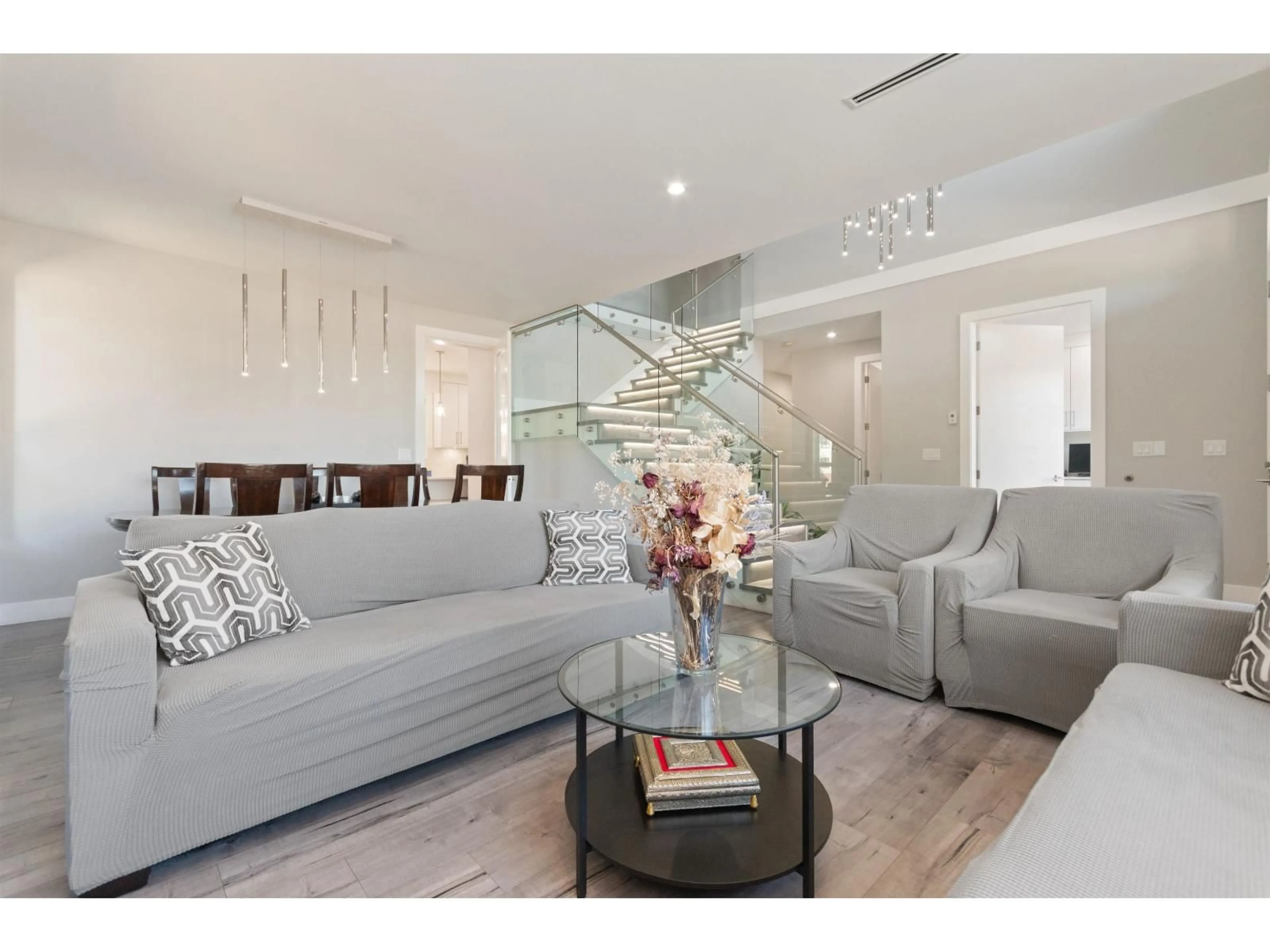 Living room with furniture, unknown for 2514 LYNDEN STREET, Abbotsford British Columbia V2T3C3