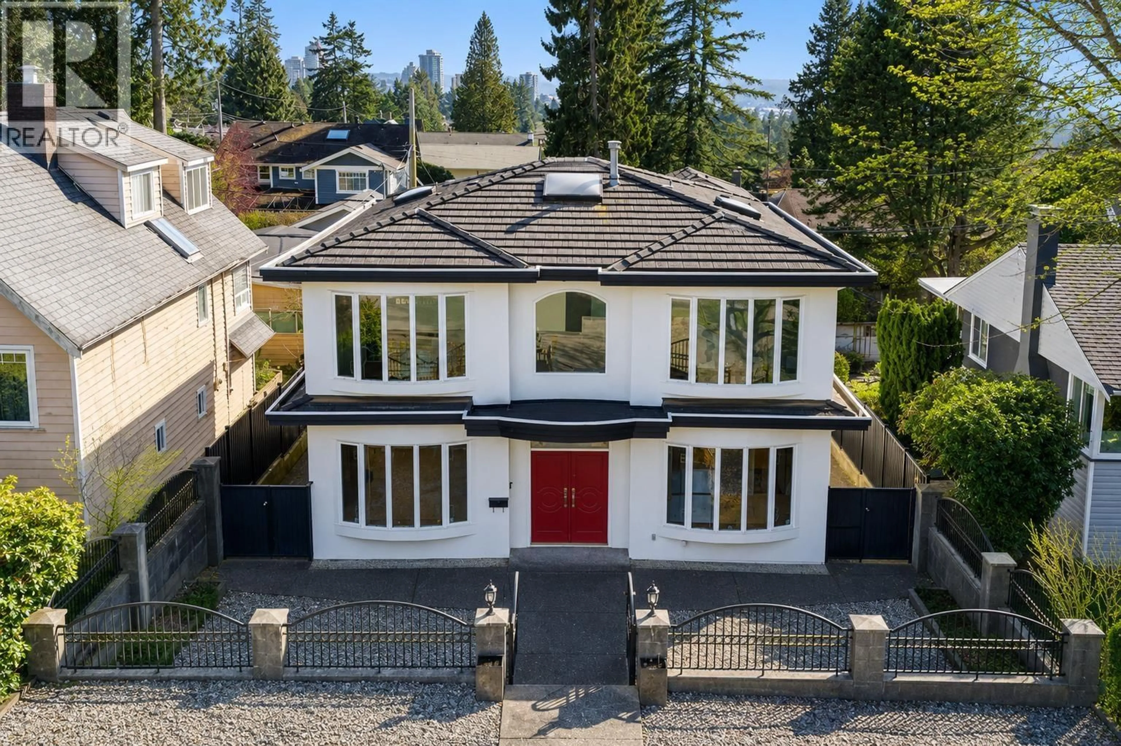 A pic from outside/outdoor area/front of a property/back of a property/a pic from drone, street for 213 28TH STREET, North Vancouver British Columbia V7N2H9