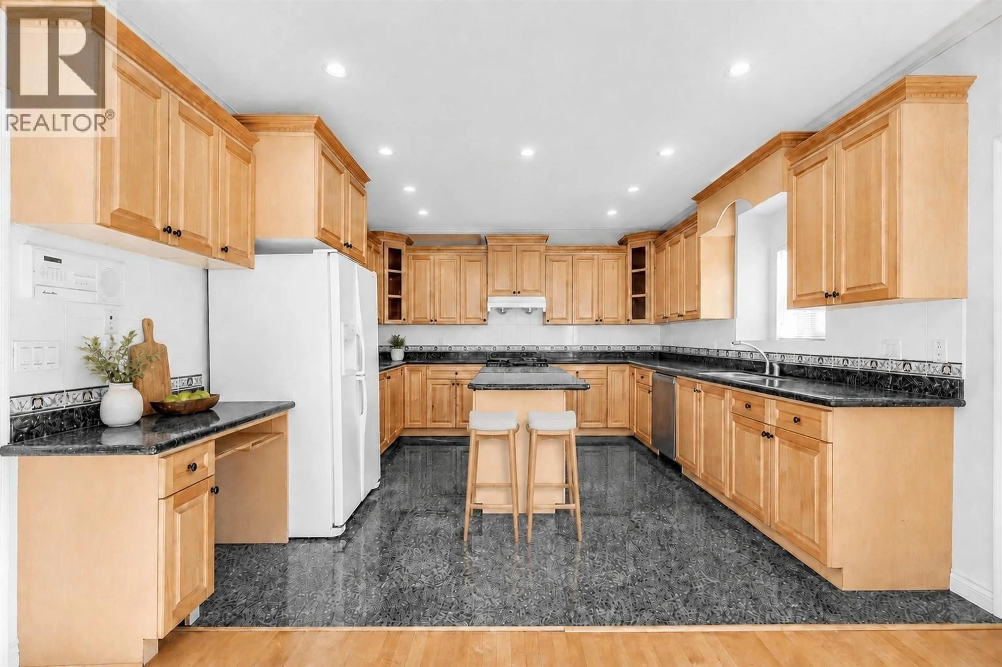 Unknown for 213 28TH STREET, North Vancouver British Columbia V7N2H9