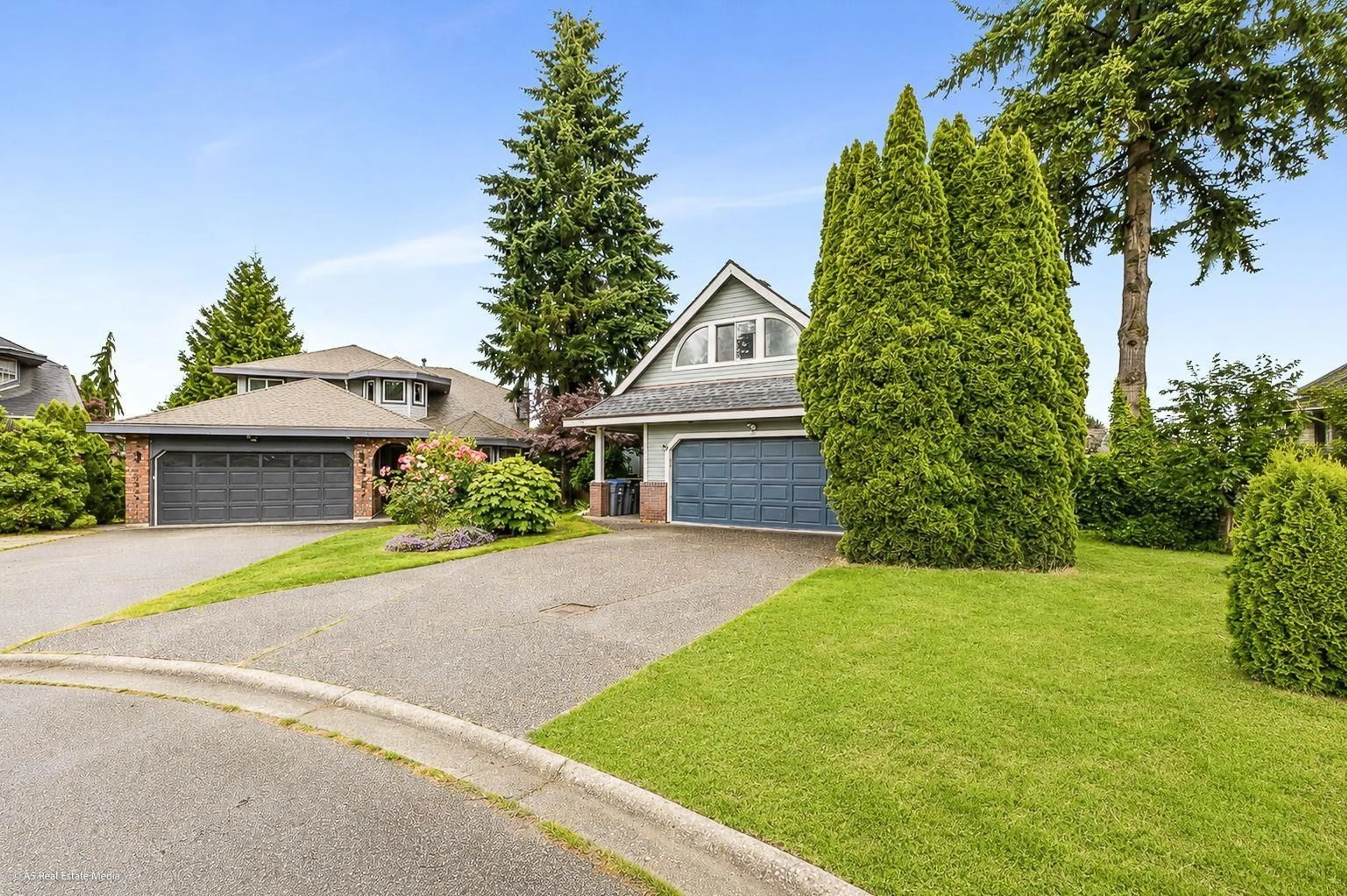 Home with vinyl exterior material, street for 16375 MIDDLEGLEN PLACE, Surrey British Columbia V4N1X7