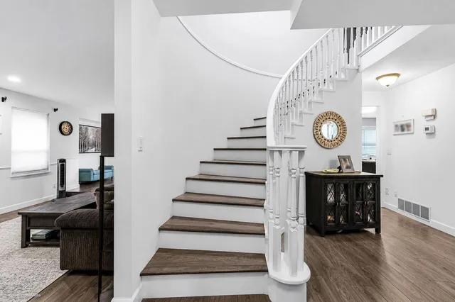 16375 MIDDLEGLEN PLACE, Surrey 4