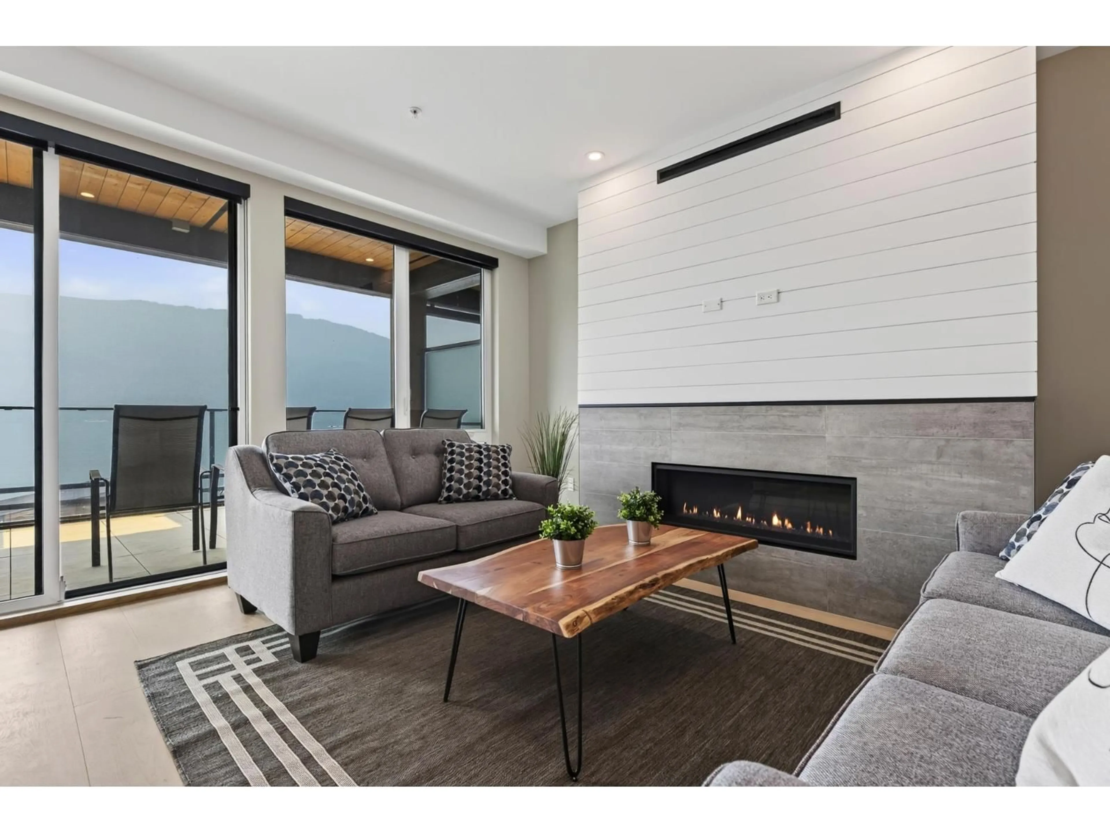 Living room with furniture, unknown for 205 - 3175 COLUMBIA VALLEY ROAD, Cultus Lake British Columbia V2R6C2