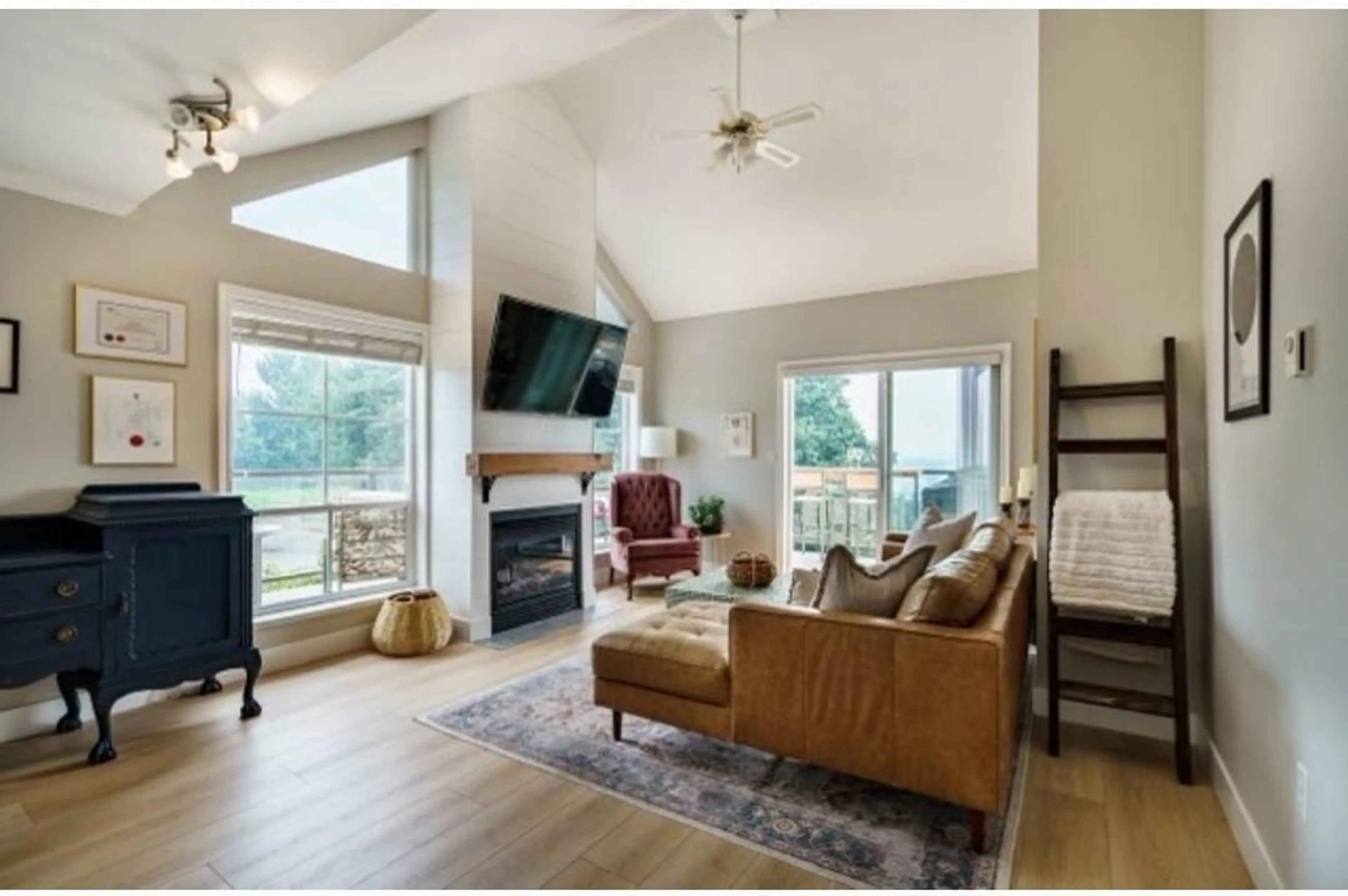 Living room with furniture, wood/laminate floor for 305 - 33150 4TH AVENUE, Mission British Columbia V2V7A3