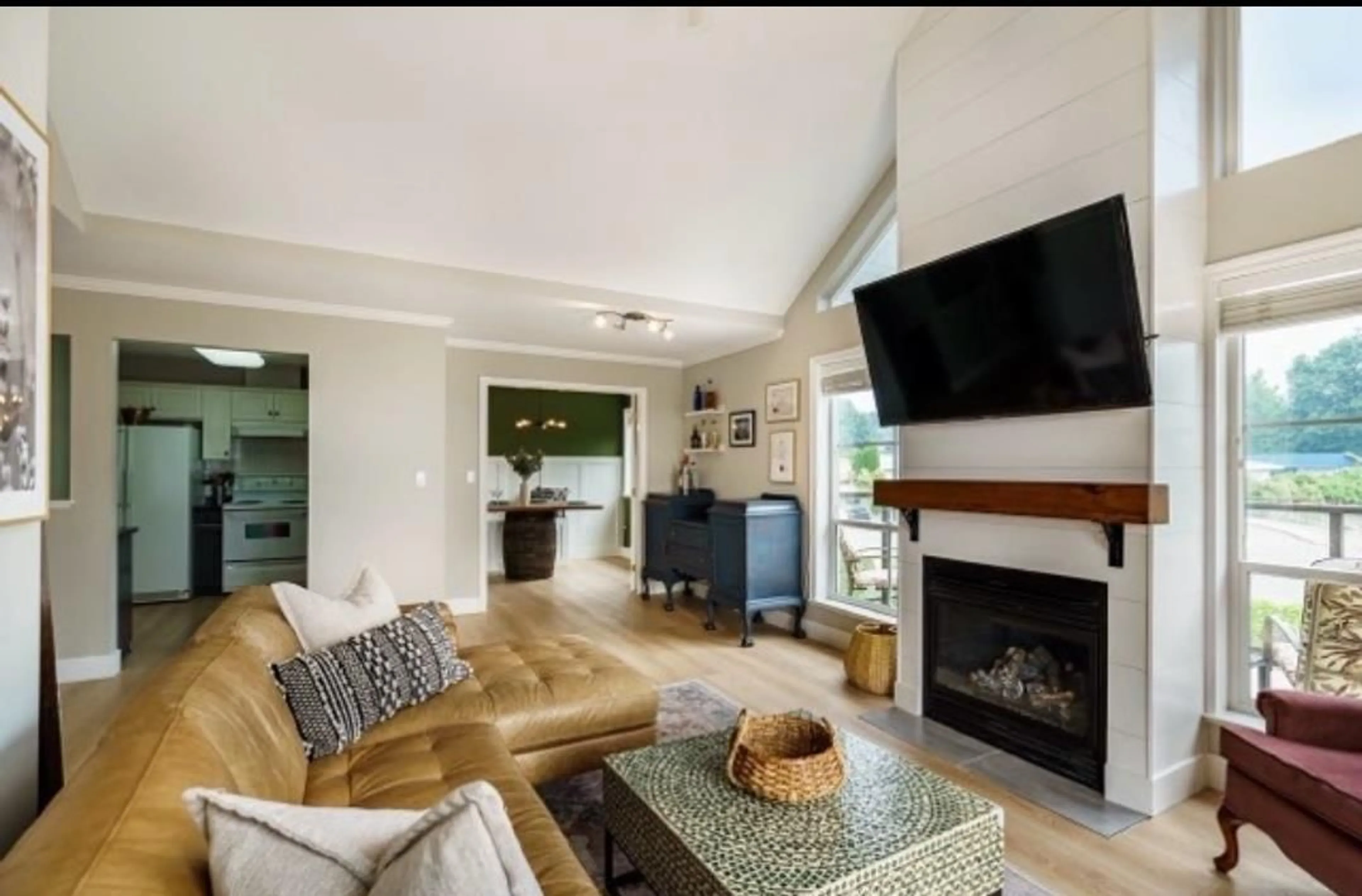Living room with furniture, unknown for 305 - 33150 4TH AVENUE, Mission British Columbia V2V7A3