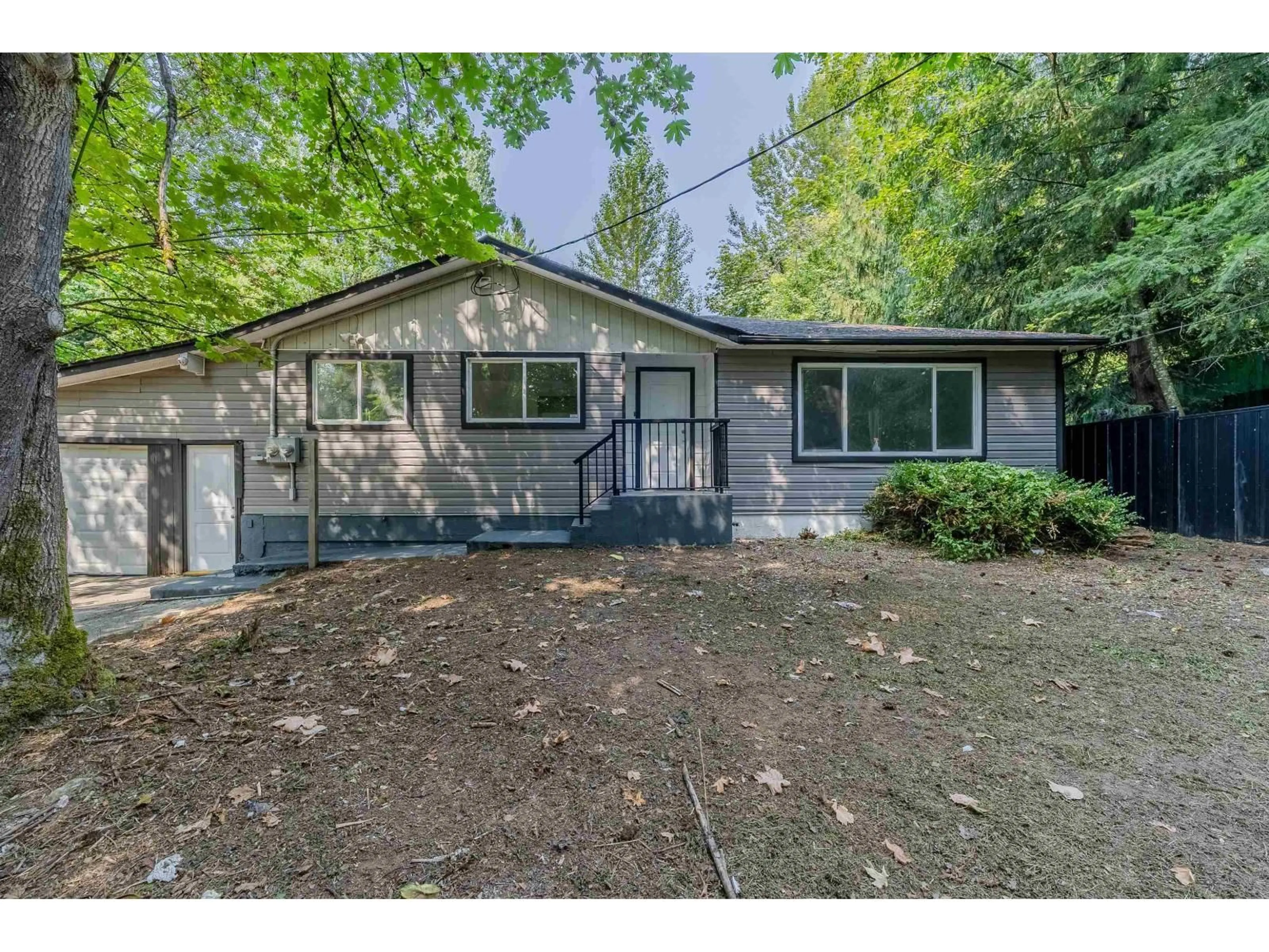 Home with vinyl exterior material, street for 31753 HILLCREST AVENUE, Mission British Columbia V2V1K7