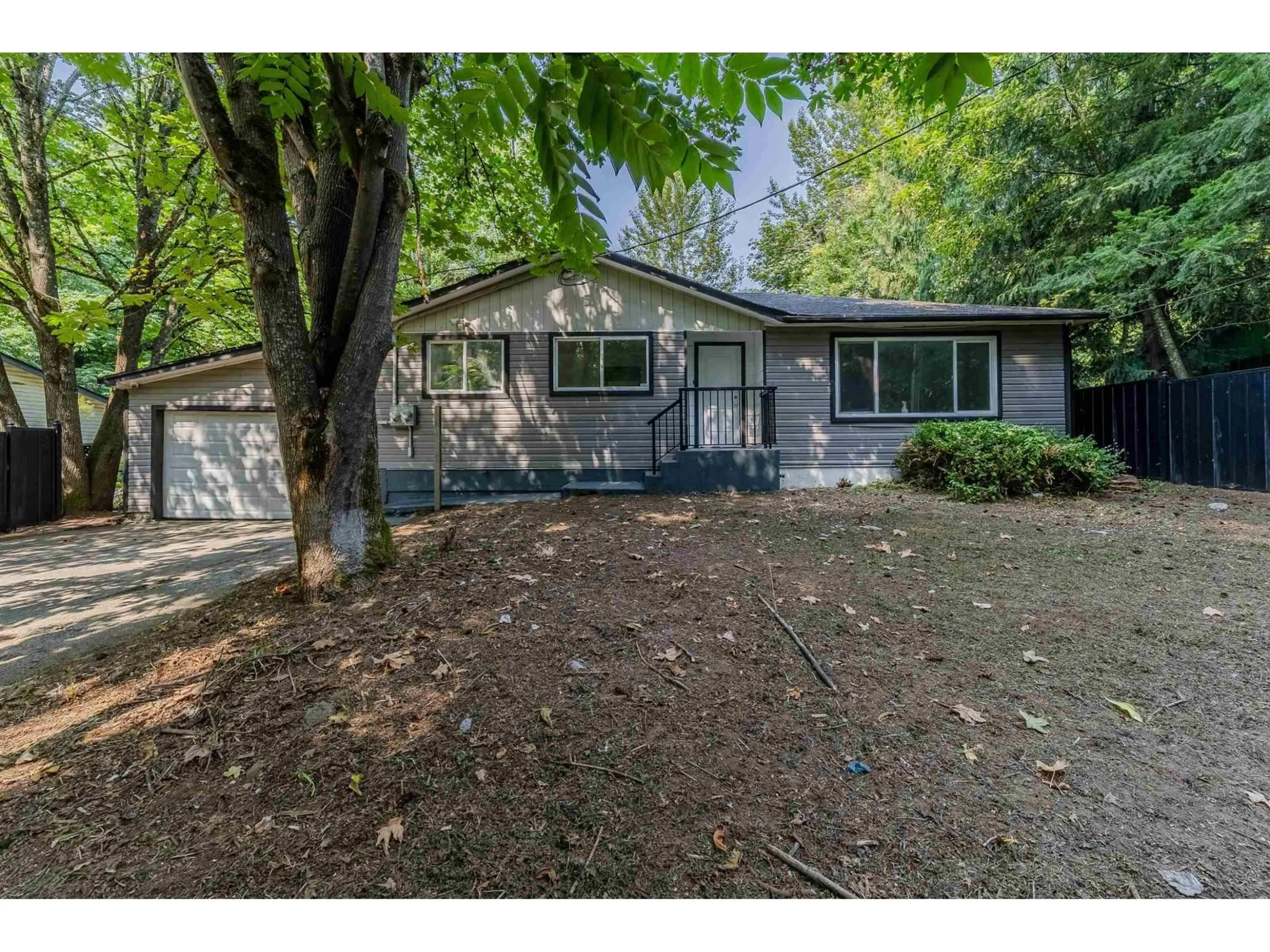 Home with vinyl exterior material, street for 31753 HILLCREST AVENUE, Mission British Columbia V2V1K7