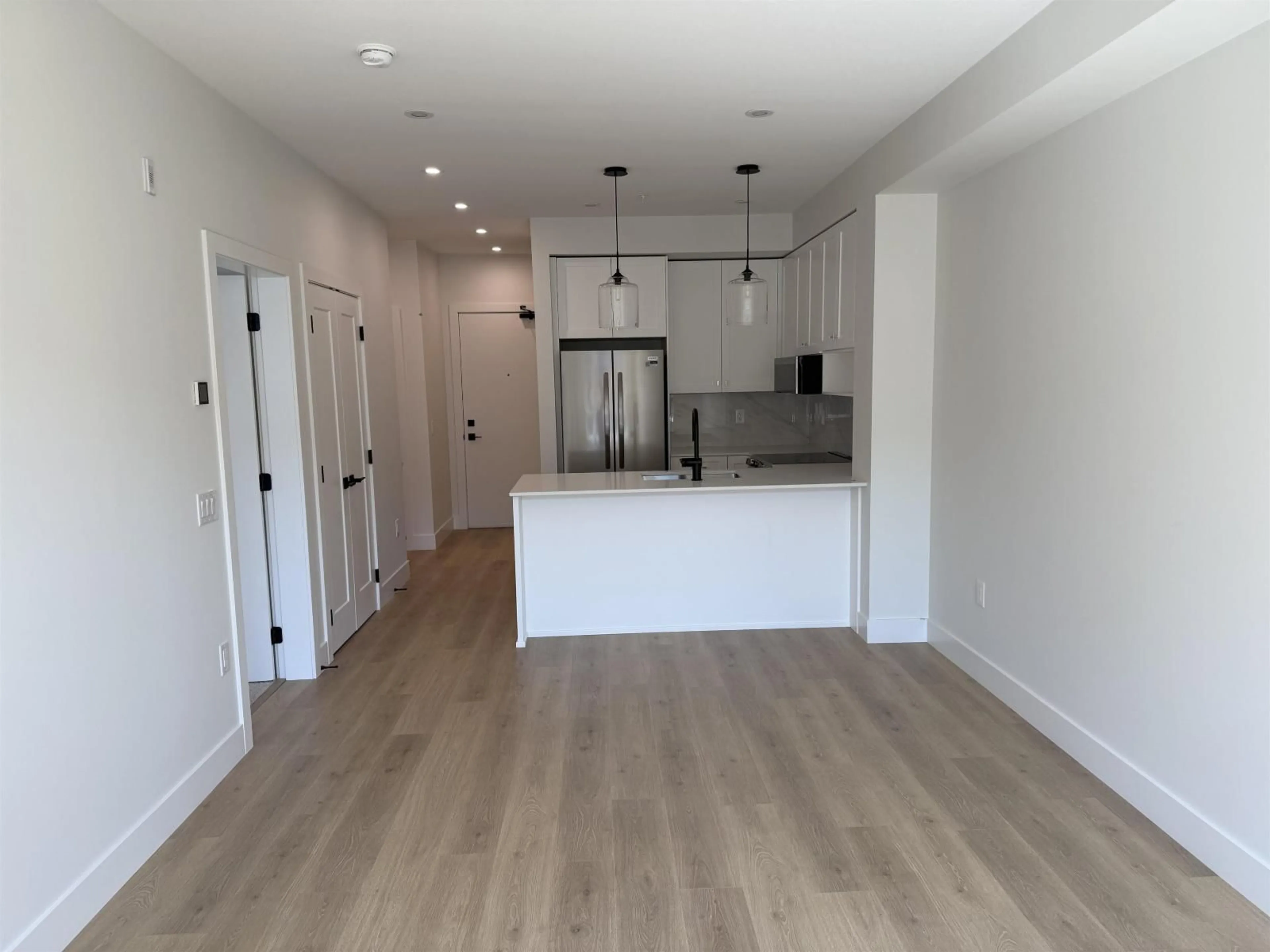 Open concept kitchen, wood/laminate floor for 409 - 46185 THOMAS ROAD, Chilliwack British Columbia V2R6H3