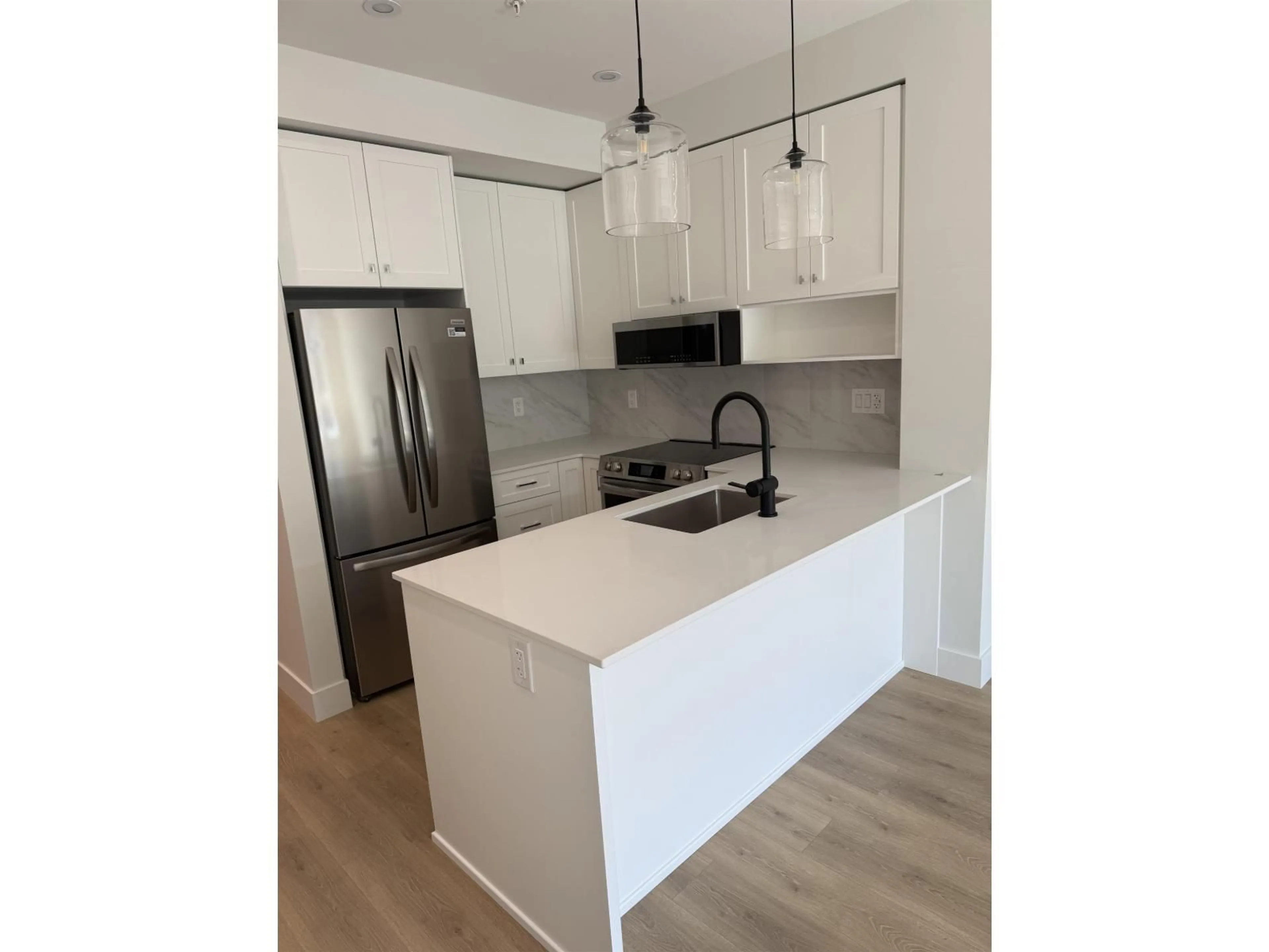 Open concept kitchen, wood/laminate floor for 409 - 46185 THOMAS ROAD, Chilliwack British Columbia V2R6H3