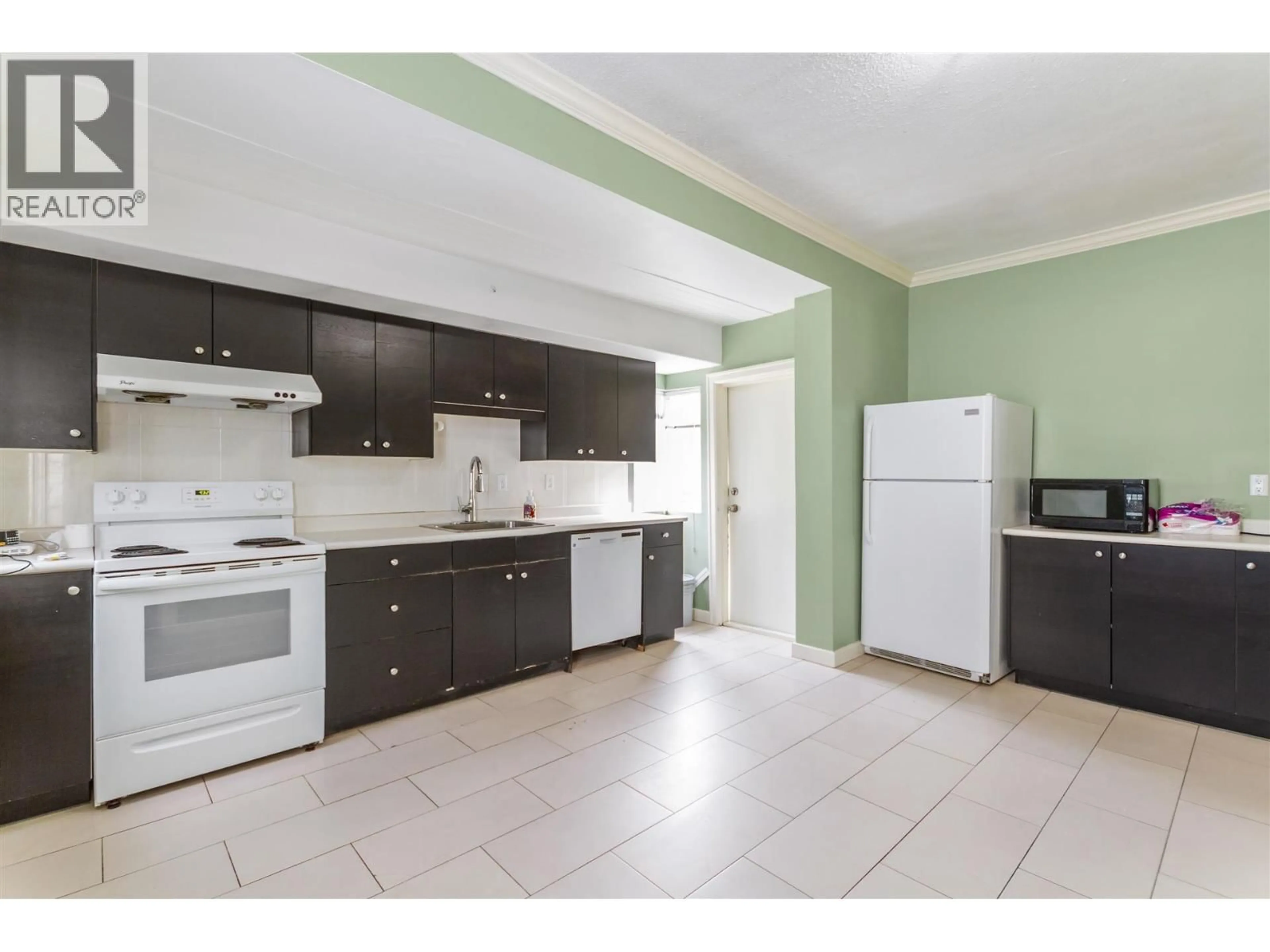 Standard kitchen, unknown for 2119 30TH AVENUE, Vancouver British Columbia V5N3A5