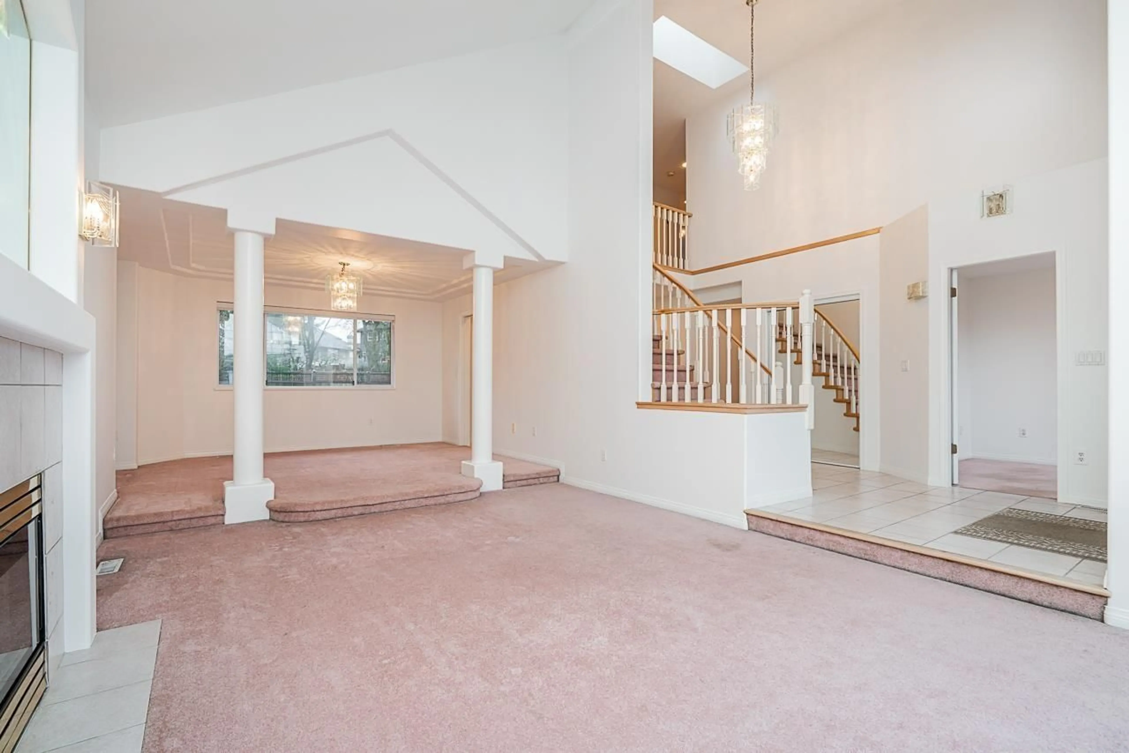 Indoor foyer for 17072 103 AVENUE, Surrey British Columbia V4N3K9