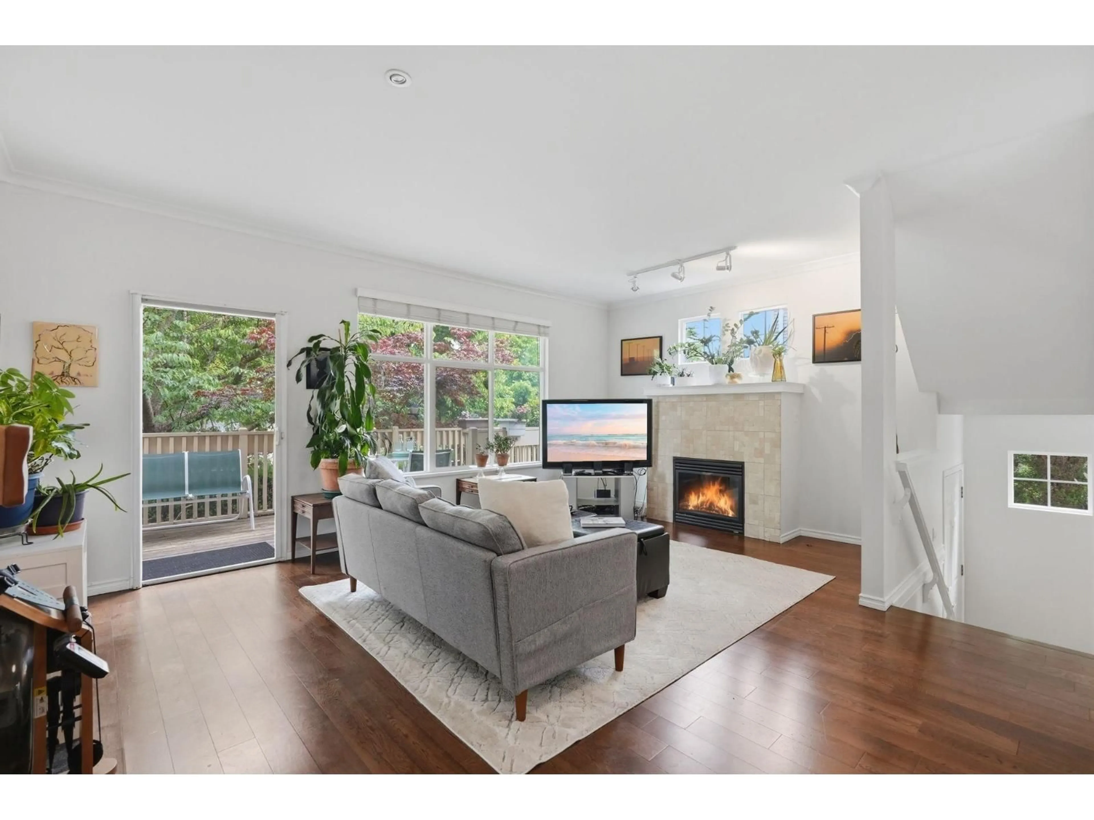 Living room with furniture, wood/laminate floor for 38 - 14959 58 AVENUE, Surrey British Columbia V3S9Y9