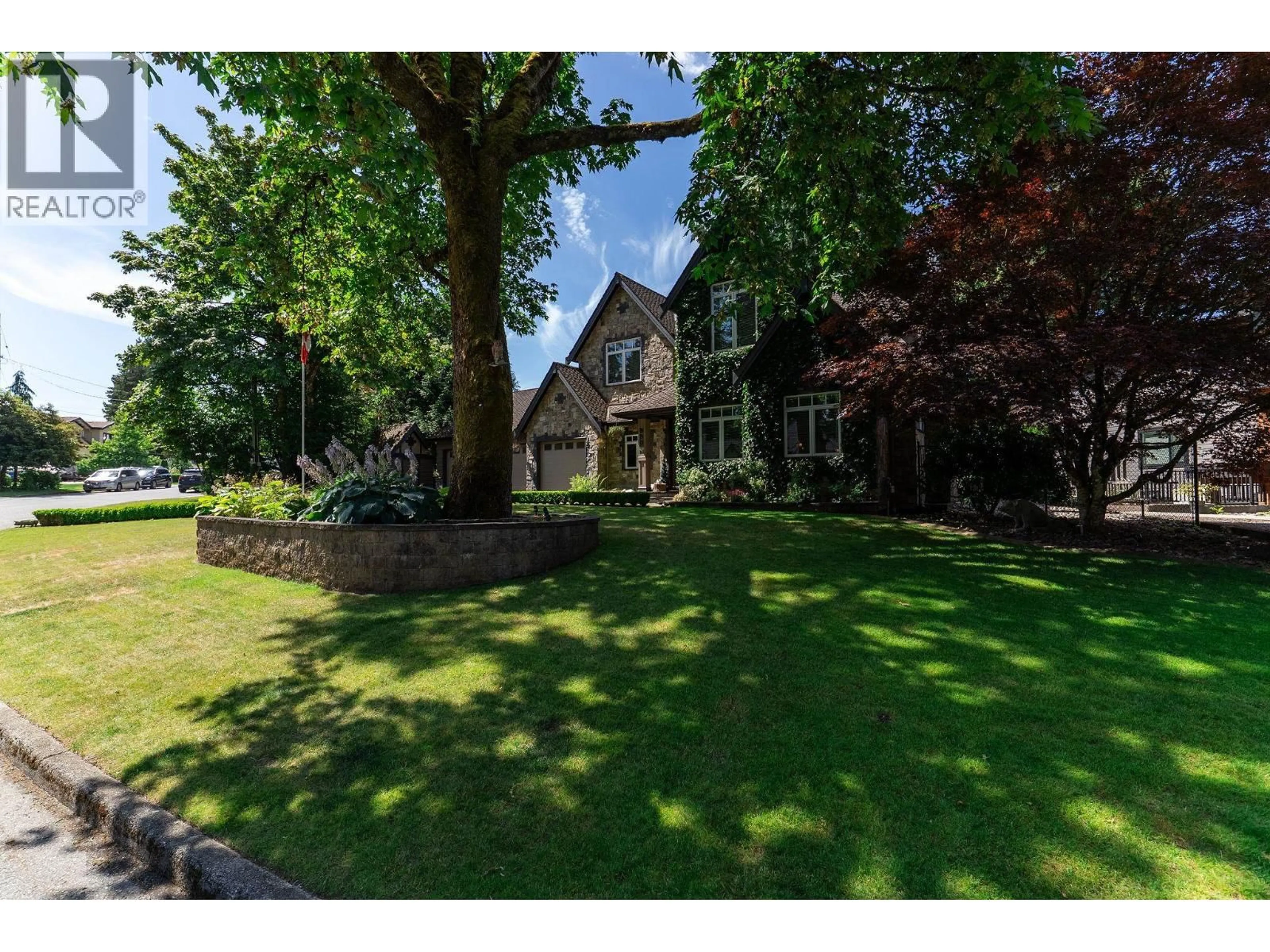 A pic from outside/outdoor area/front of a property/back of a property/a pic from drone, street for 930 SELKIRK CRESCENT, Coquitlam British Columbia V3J6E5