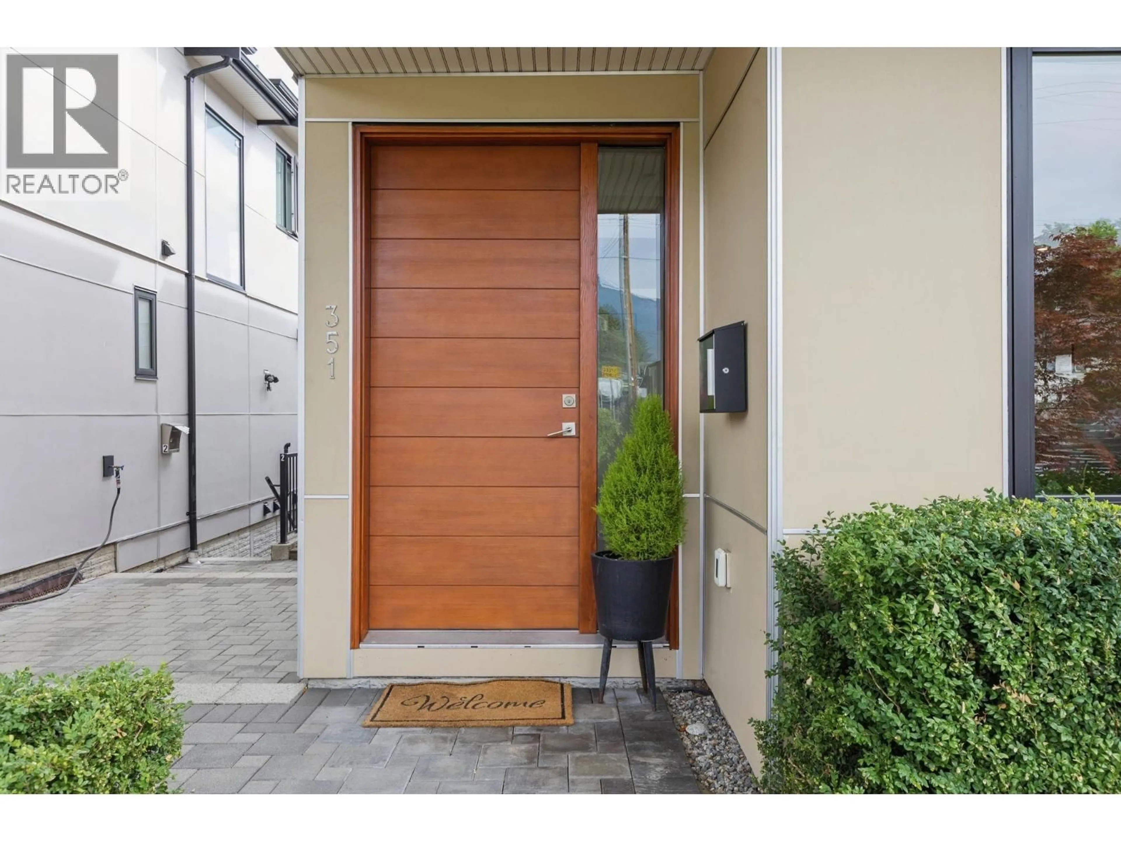 Indoor entryway for 351 21ST STREET, North Vancouver British Columbia V7M1Z6