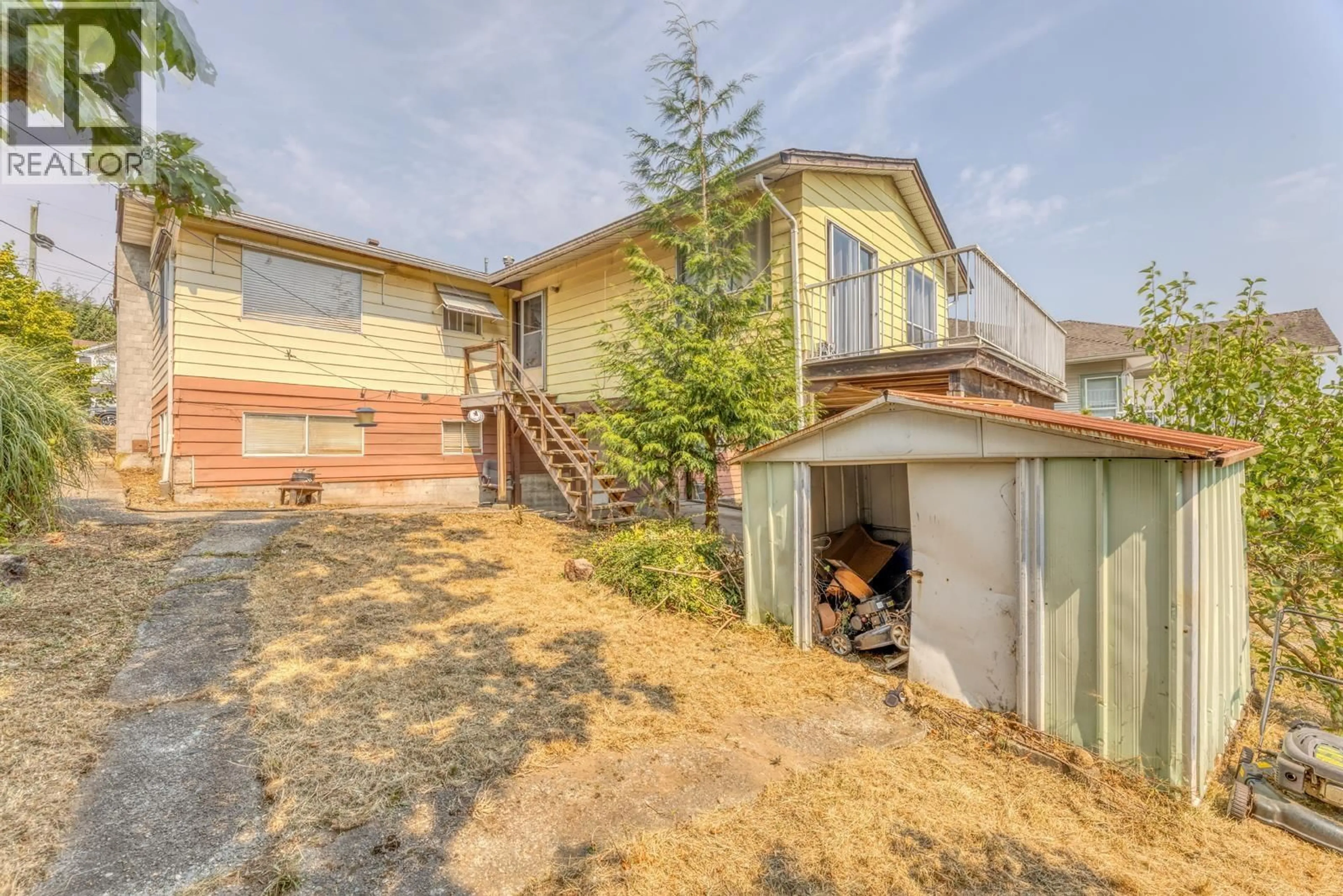 A pic from outside/outdoor area/front of a property/back of a property/a pic from drone, street for 920 HARRIS AVENUE, Coquitlam British Columbia V3K1S1