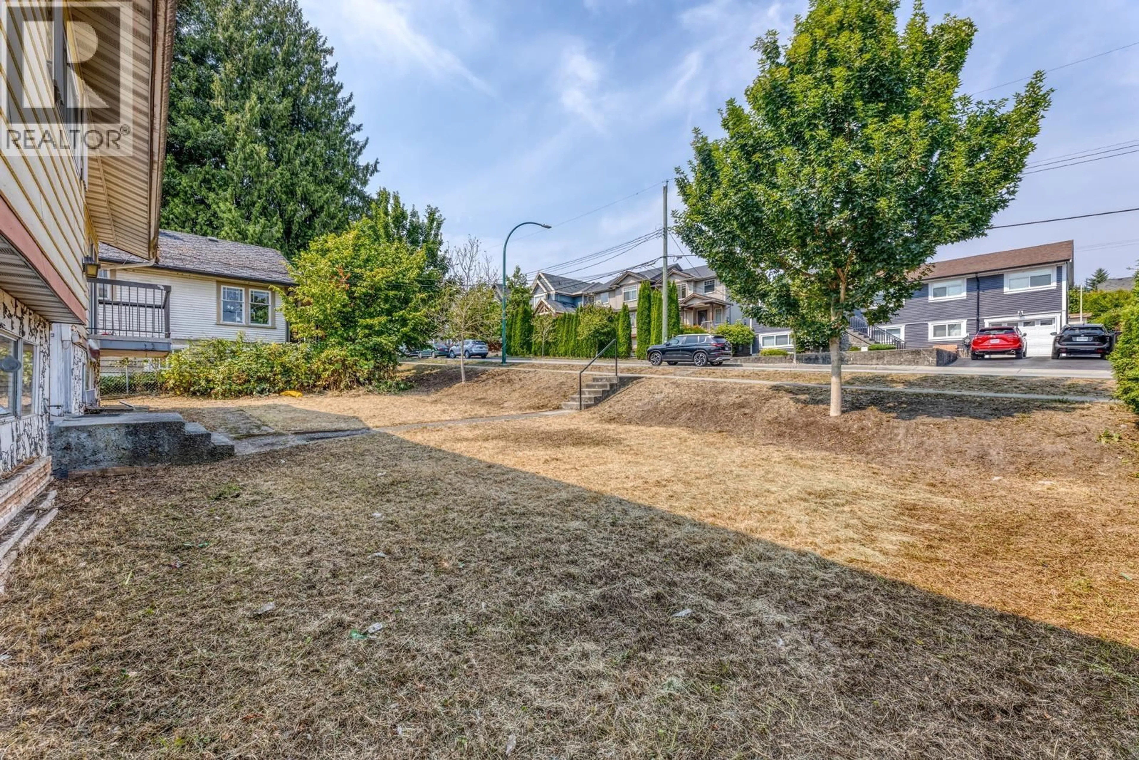 A pic from outside/outdoor area/front of a property/back of a property/a pic from drone, street for 920 HARRIS AVENUE, Coquitlam British Columbia V3K1S1