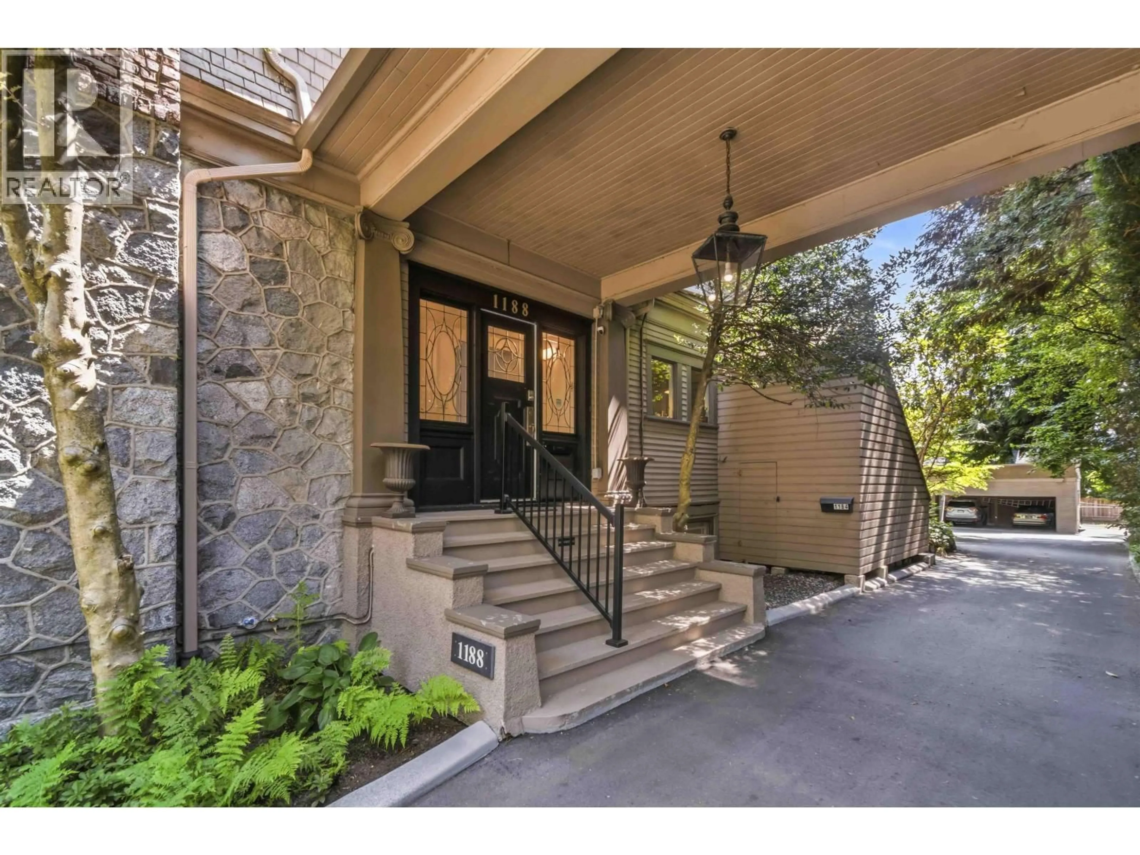 Indoor entryway for 1188 LAURIER AVENUE, Vancouver British Columbia V6H1Y5